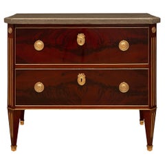 Commode baltique néo-classique du XIXe siècle en acajou, bronze doré et grès savonné