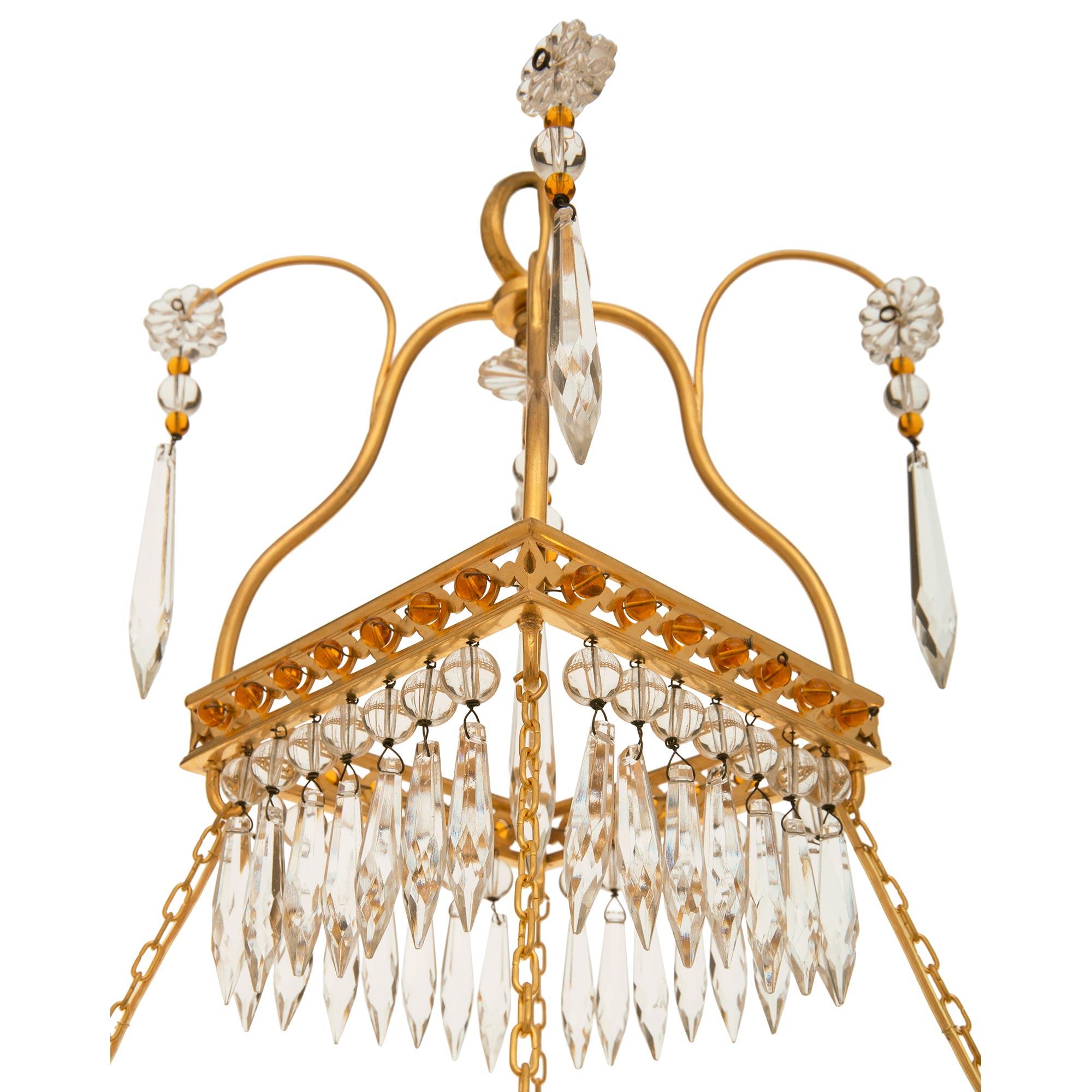 Baltique Lustre néoclassique balte du XIXe siècle en bronze doré et cristal en vente
