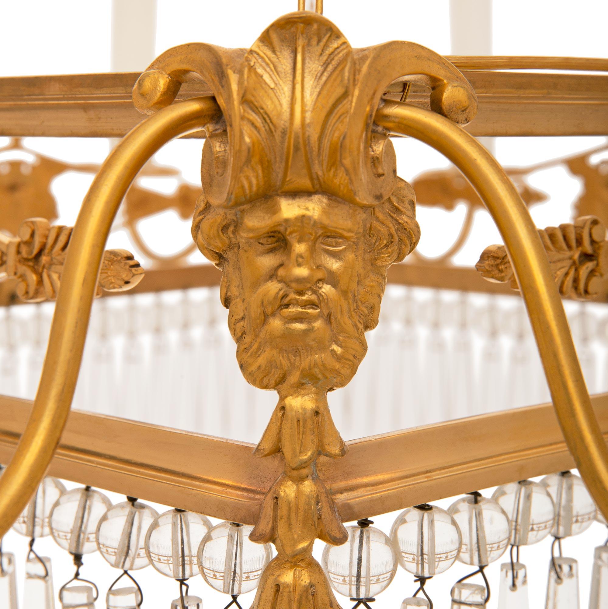 Cristal Lustre néoclassique balte du XIXe siècle en bronze doré et cristal en vente