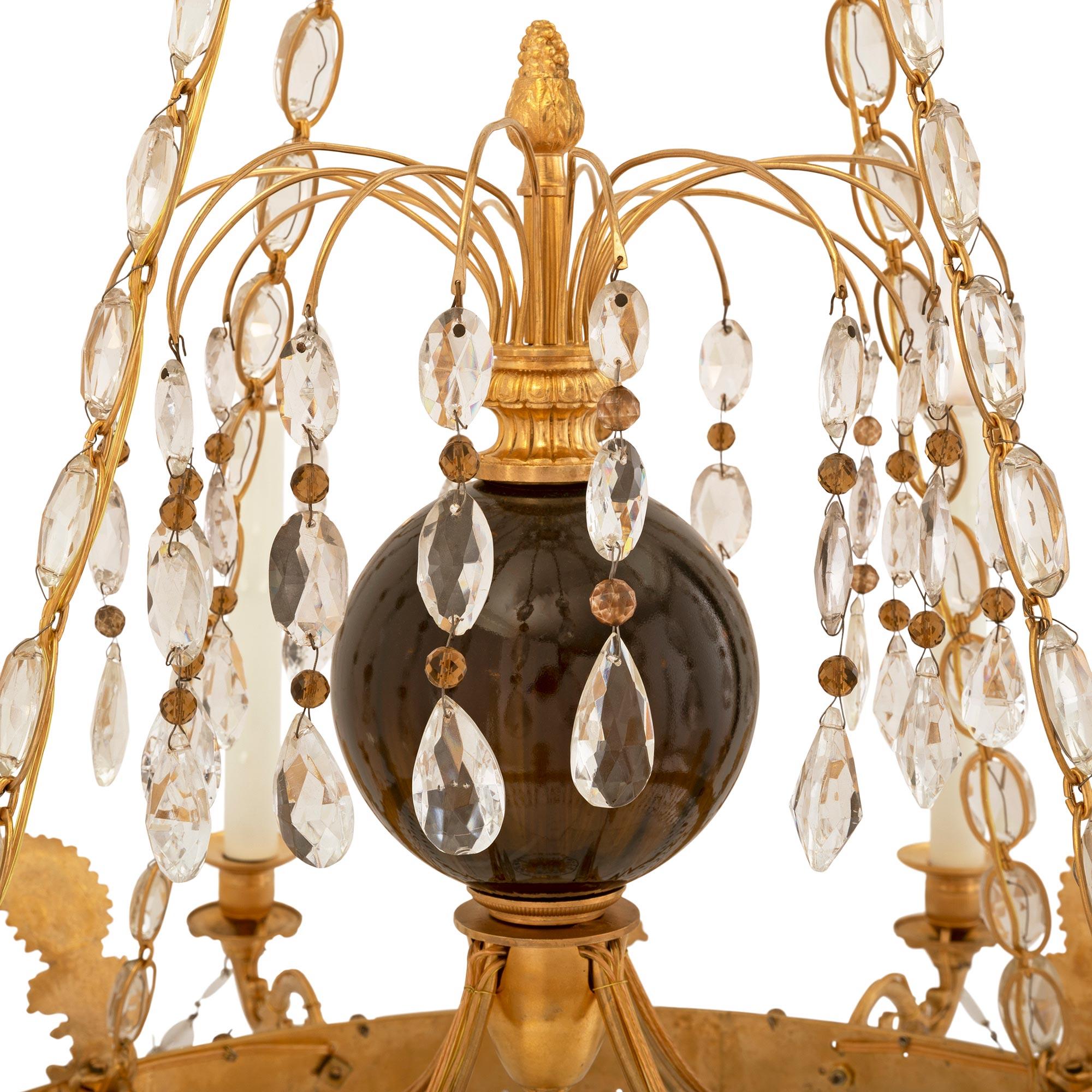 Cristallo Lampadario baltico neoclassico del XIX secolo con ormolu, cristalli e vetro in vendita