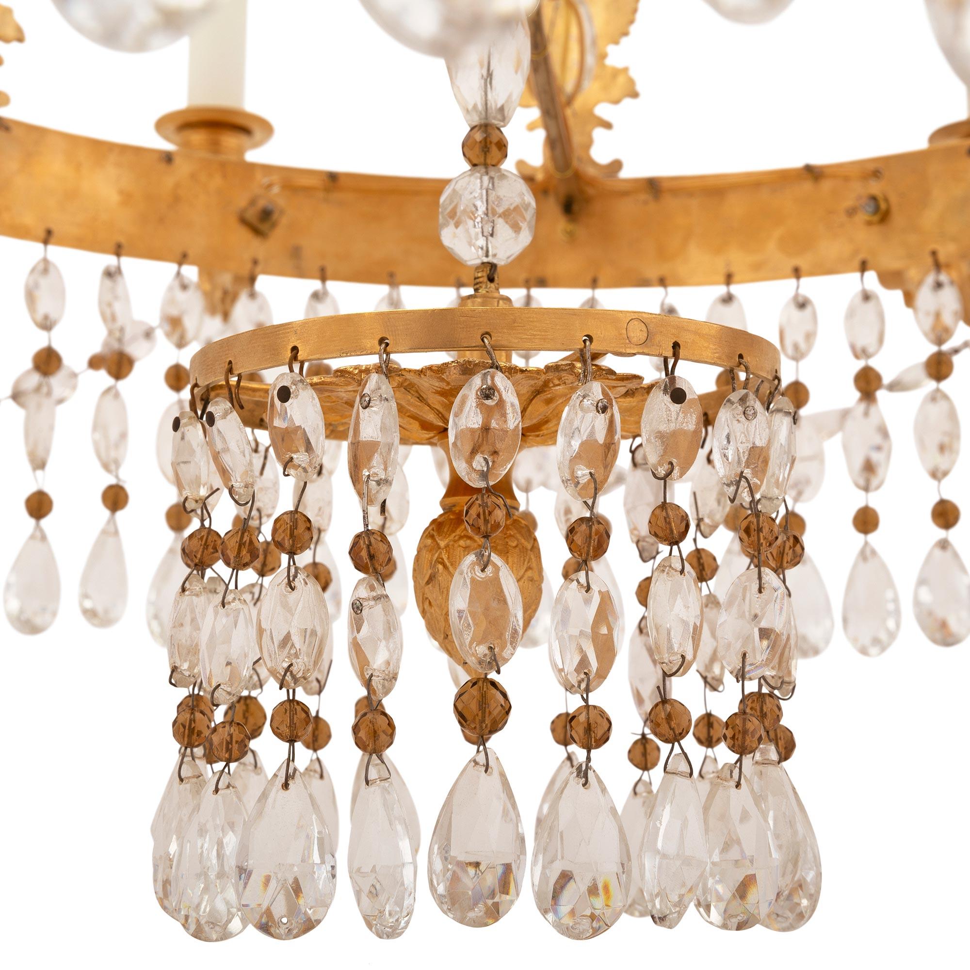 Lampadario baltico neoclassico del XIX secolo con ormolu, cristalli e vetro in vendita 3