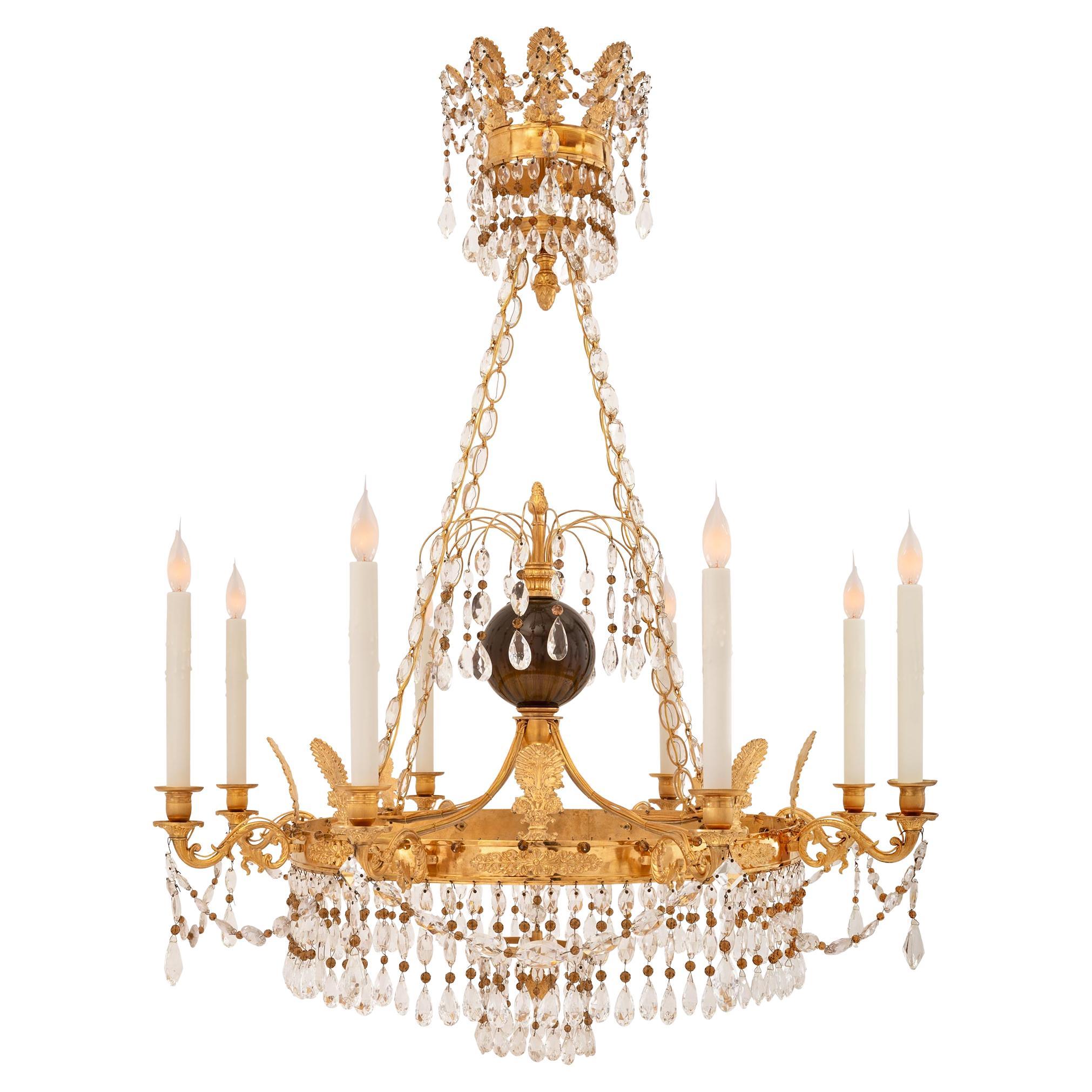 Balticer neoklassischer Kronleuchter aus Goldbronze, Kristall und Glas aus dem 19. Jahrhundert