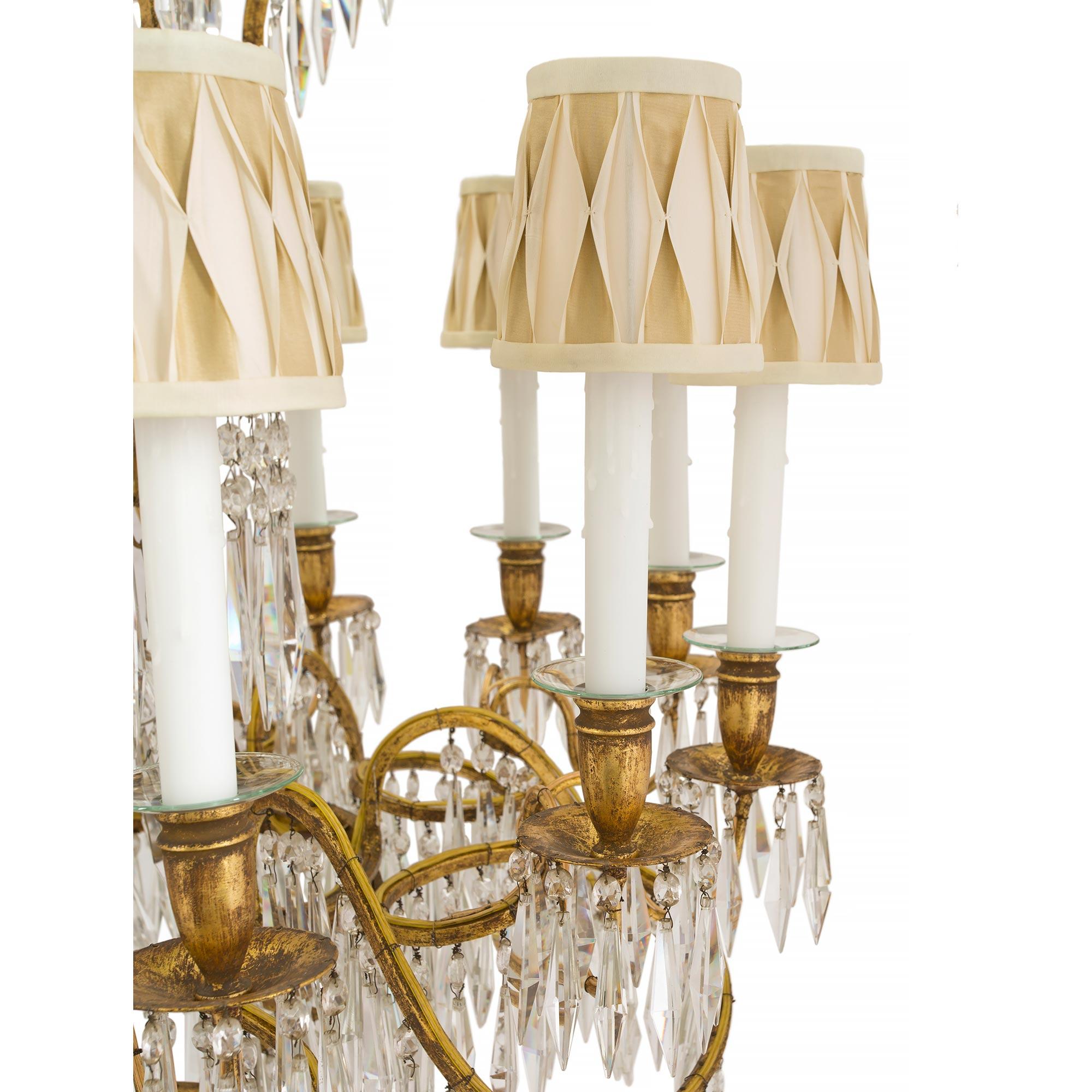 Néoclassique Lustre de style néoclassique baltique du XIXe siècle en fer doré et cristal en vente