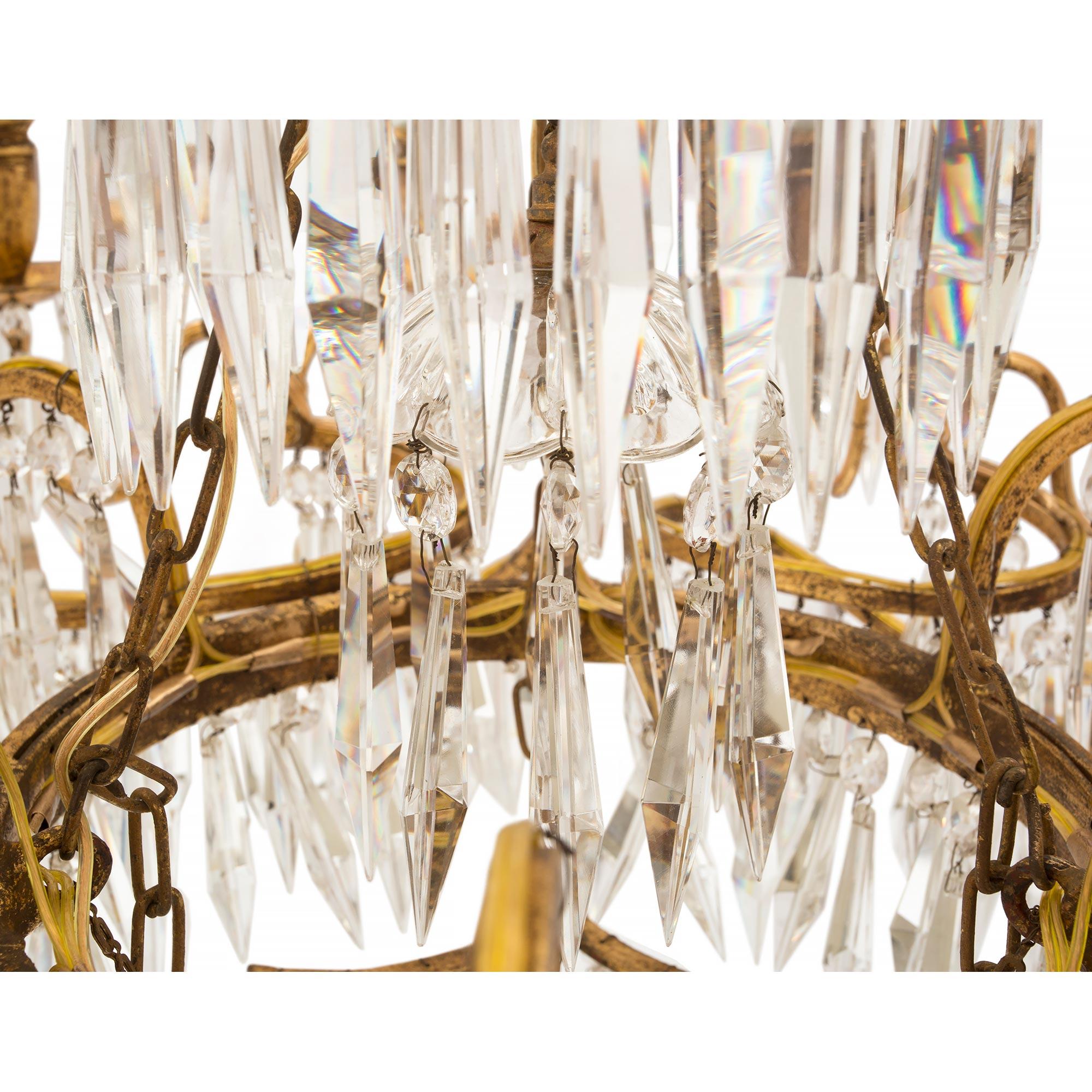 Baltique Lustre de style néoclassique baltique du XIXe siècle en fer doré et cristal en vente