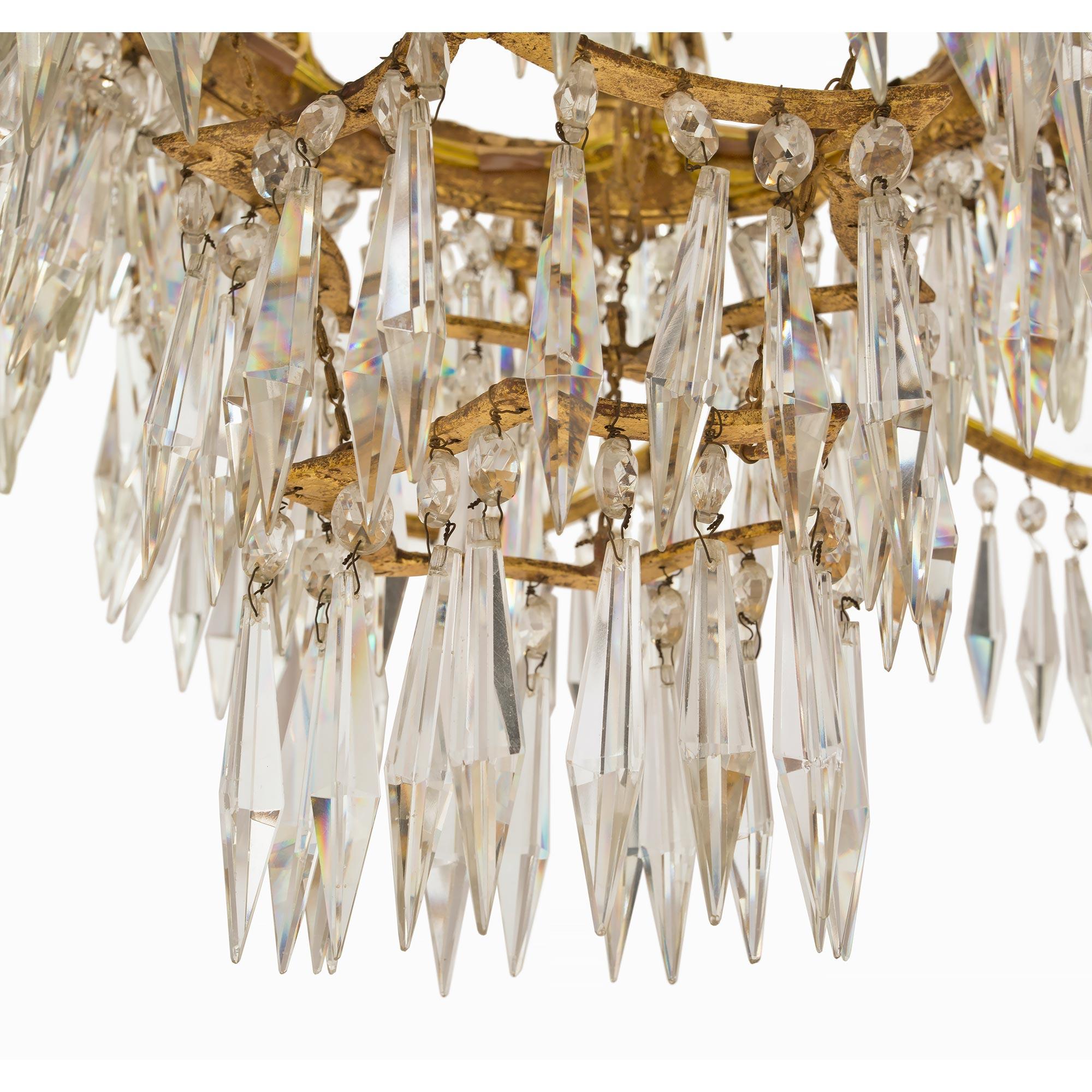 Doré Lustre de style néoclassique baltique du XIXe siècle en fer doré et cristal en vente