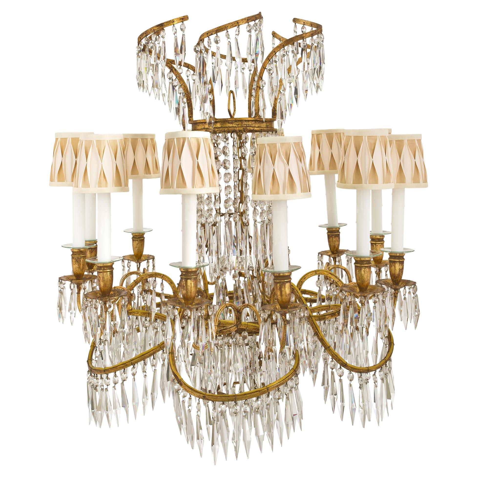 Lustre de style néoclassique baltique du XIXe siècle en fer doré et cristal en vente