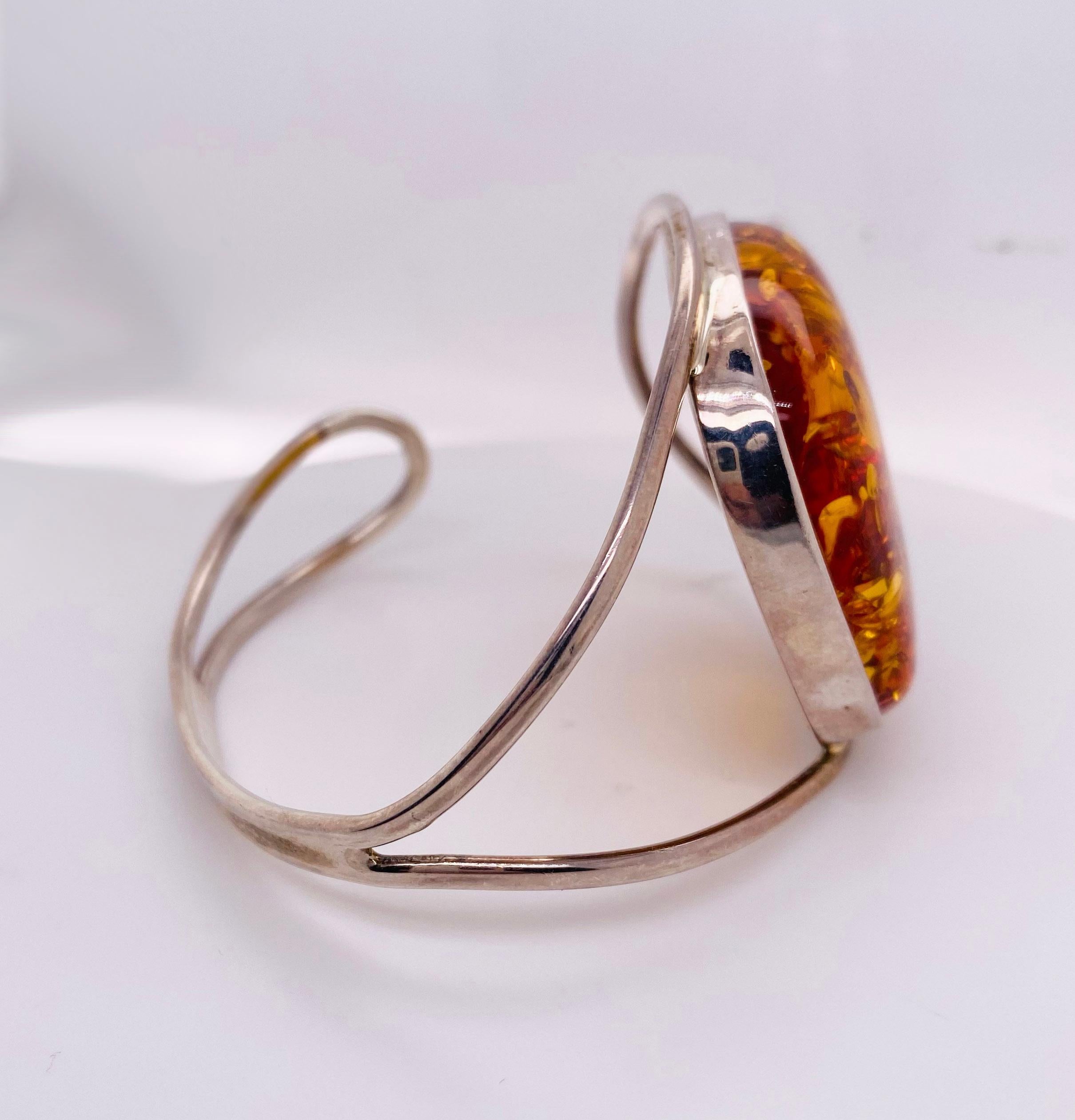 Baltic Amber Armband Manschettenknopf Design, Großer Bernstein mit natürlichen Dreiecken in Sterling (Kissenschliff) im Angebot