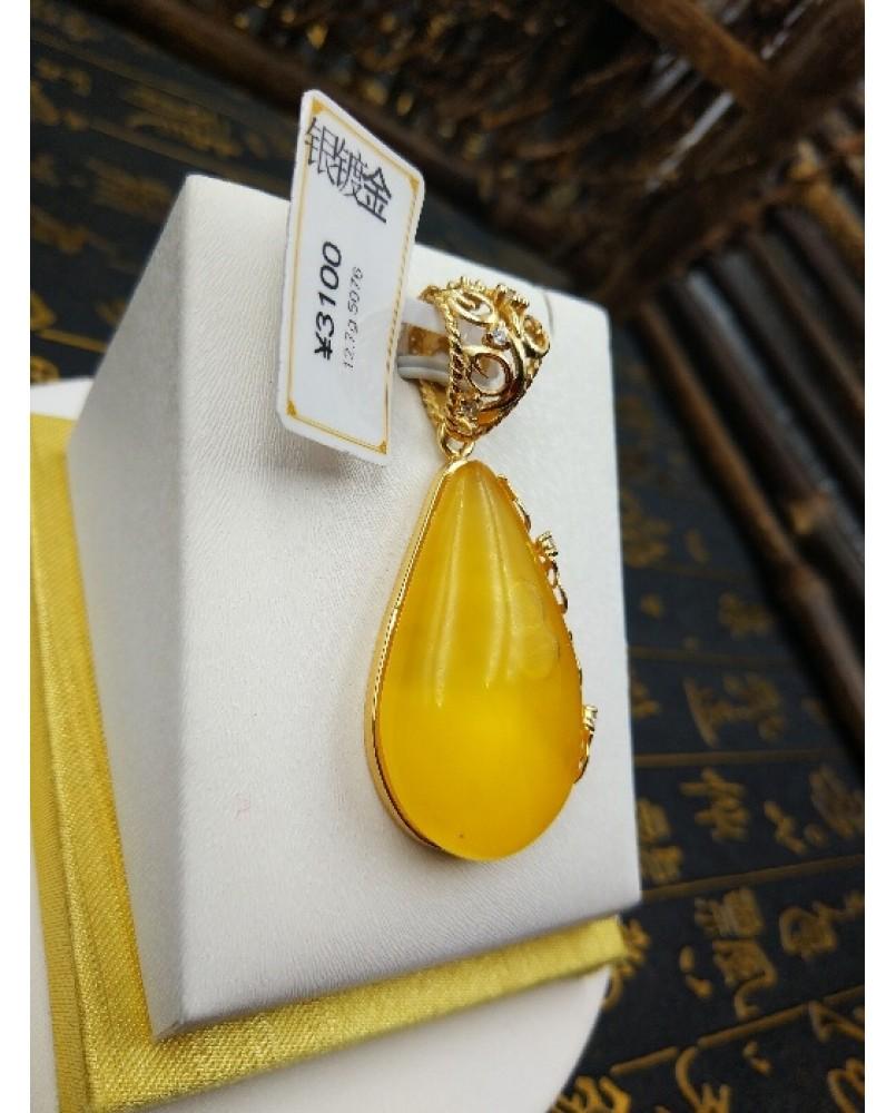 Contemporary Baltic Amber Pendant and Chain Gold Plated For Sale