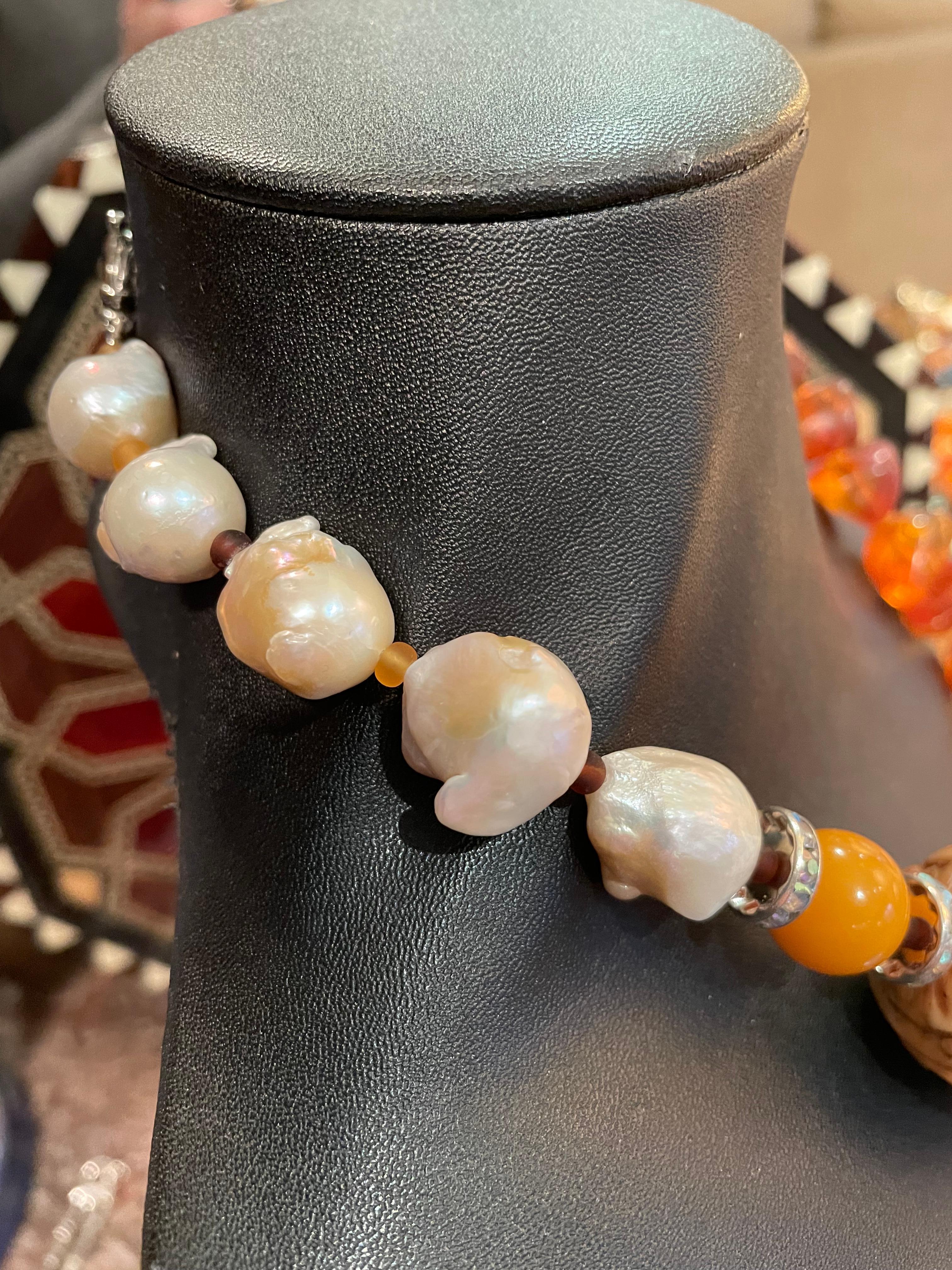 Perle Collier en ambre baltique, pierre de savon chinoise, bakelite et perles baroques de Lorraine en vente