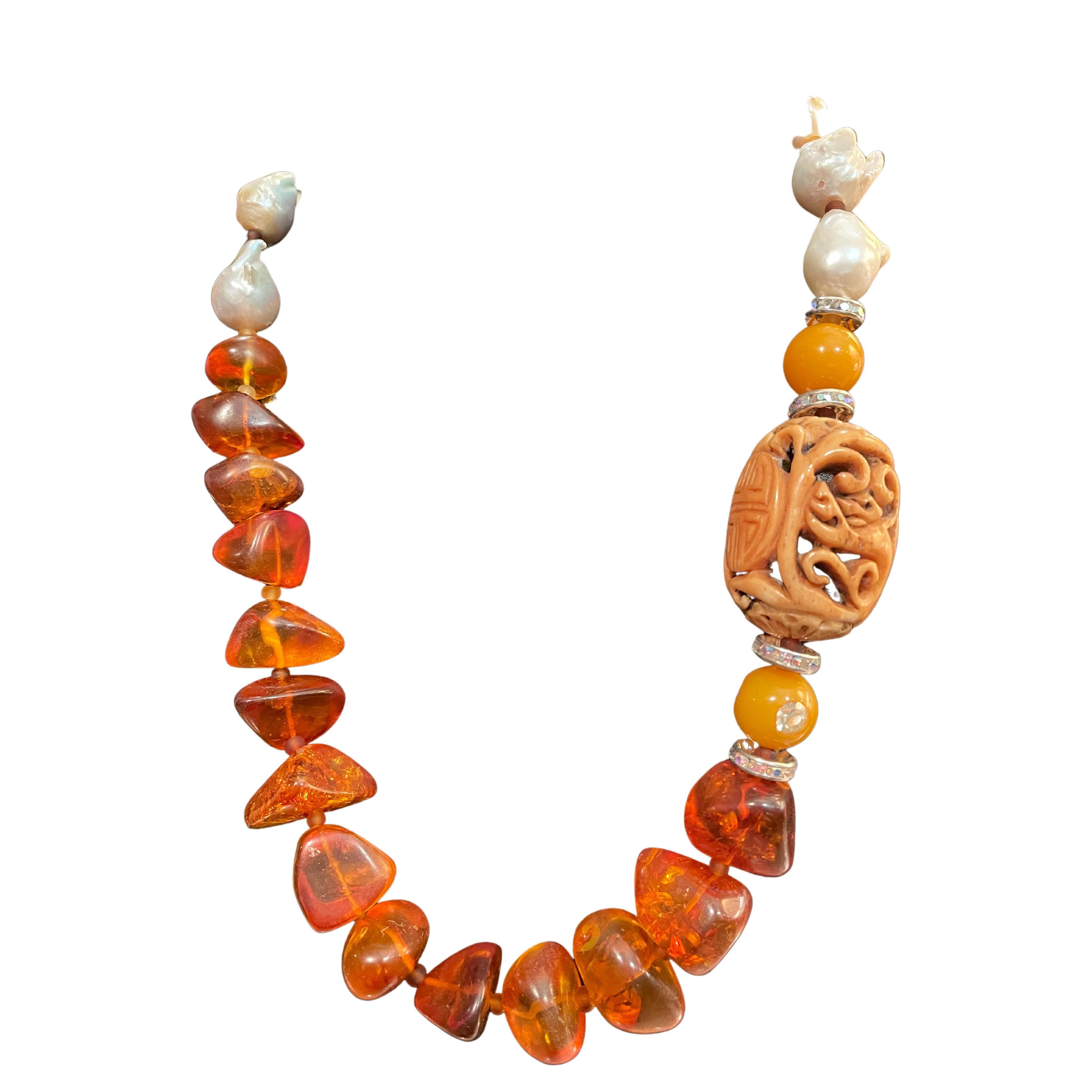 Collier en ambre baltique, pierre de savon chinoise, bakelite et perles baroques de Lorraine en vente