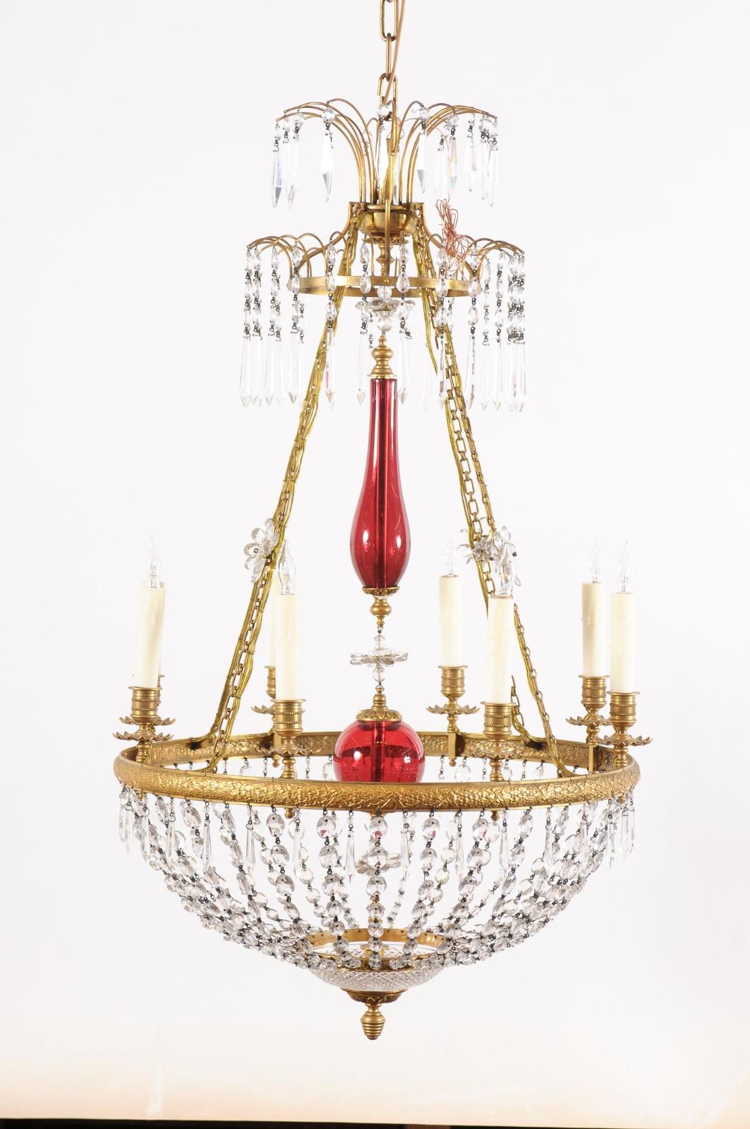 Lustre à 8 lumières en laiton baltique et cristal avec détails en verre soufflé rouge au centre, 20e siècle
