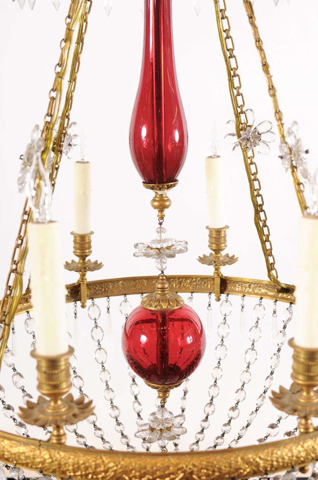 Lustre panier baltique à 8 lumières en laiton et cristal avec verre soufflé rouge au centre État moyen - En vente à Atlanta, GA