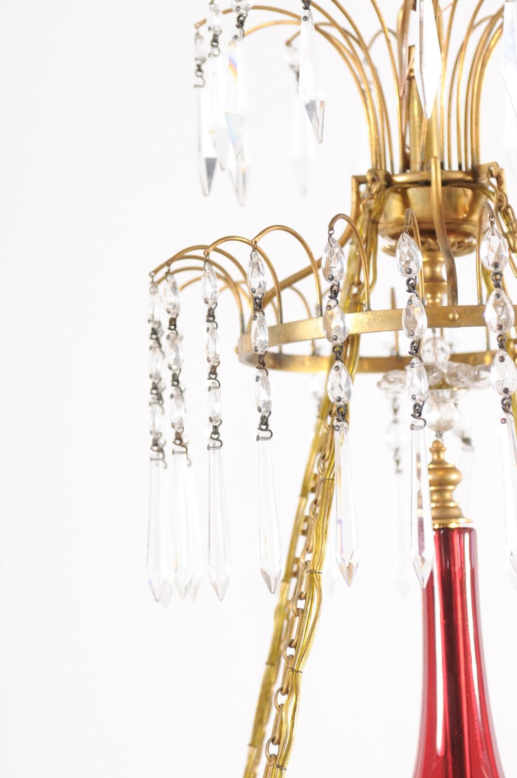 20ième siècle Lustre panier baltique à 8 lumières en laiton et cristal avec verre soufflé rouge au centre en vente