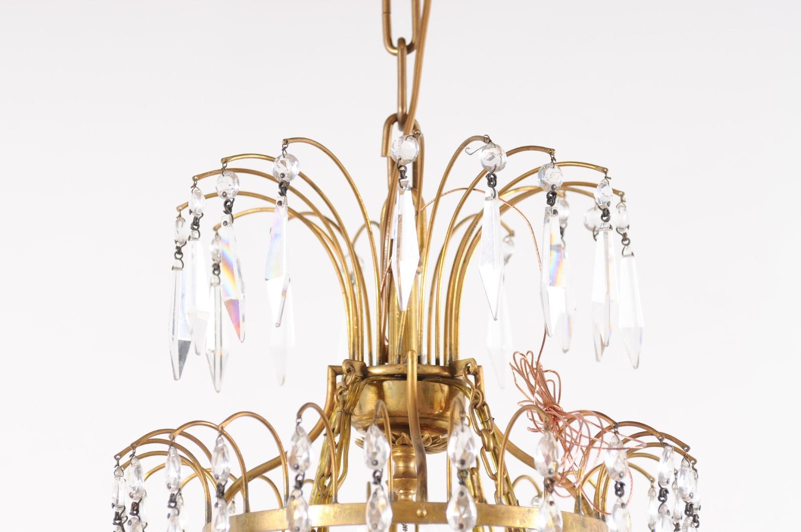 Verre Lustre panier baltique à 8 lumières en laiton et cristal avec verre soufflé rouge au centre en vente