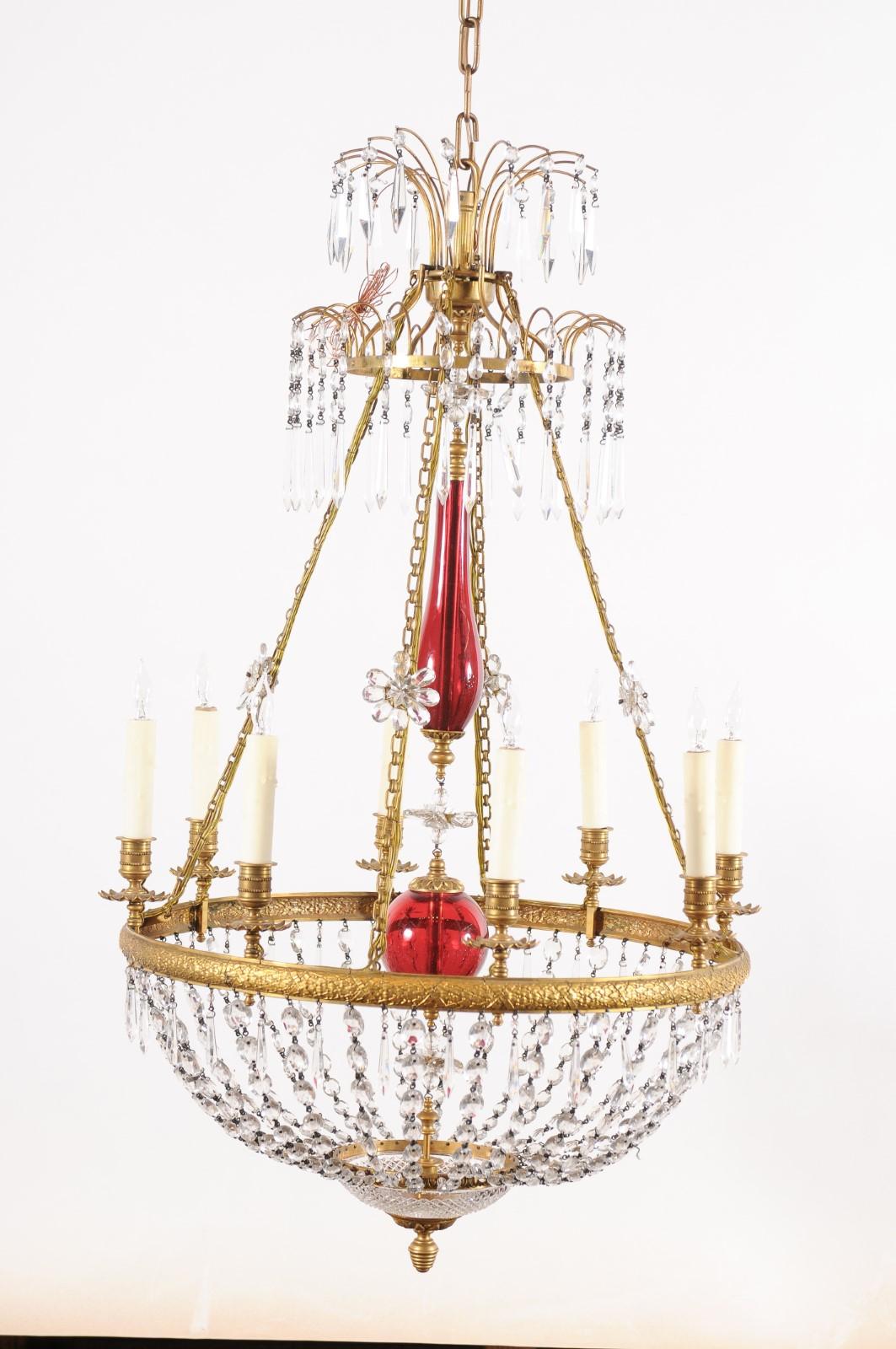 Lustre panier baltique à 8 lumières en laiton et cristal avec verre soufflé rouge au centre en vente 2