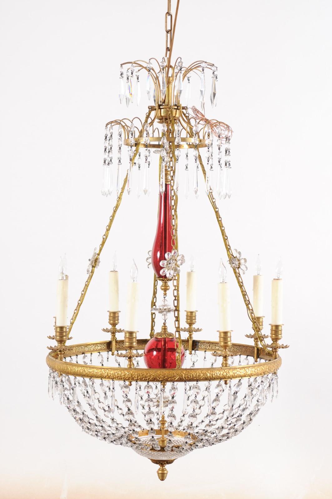 Lustre panier baltique à 8 lumières en laiton et cristal avec verre soufflé rouge au centre en vente 3
