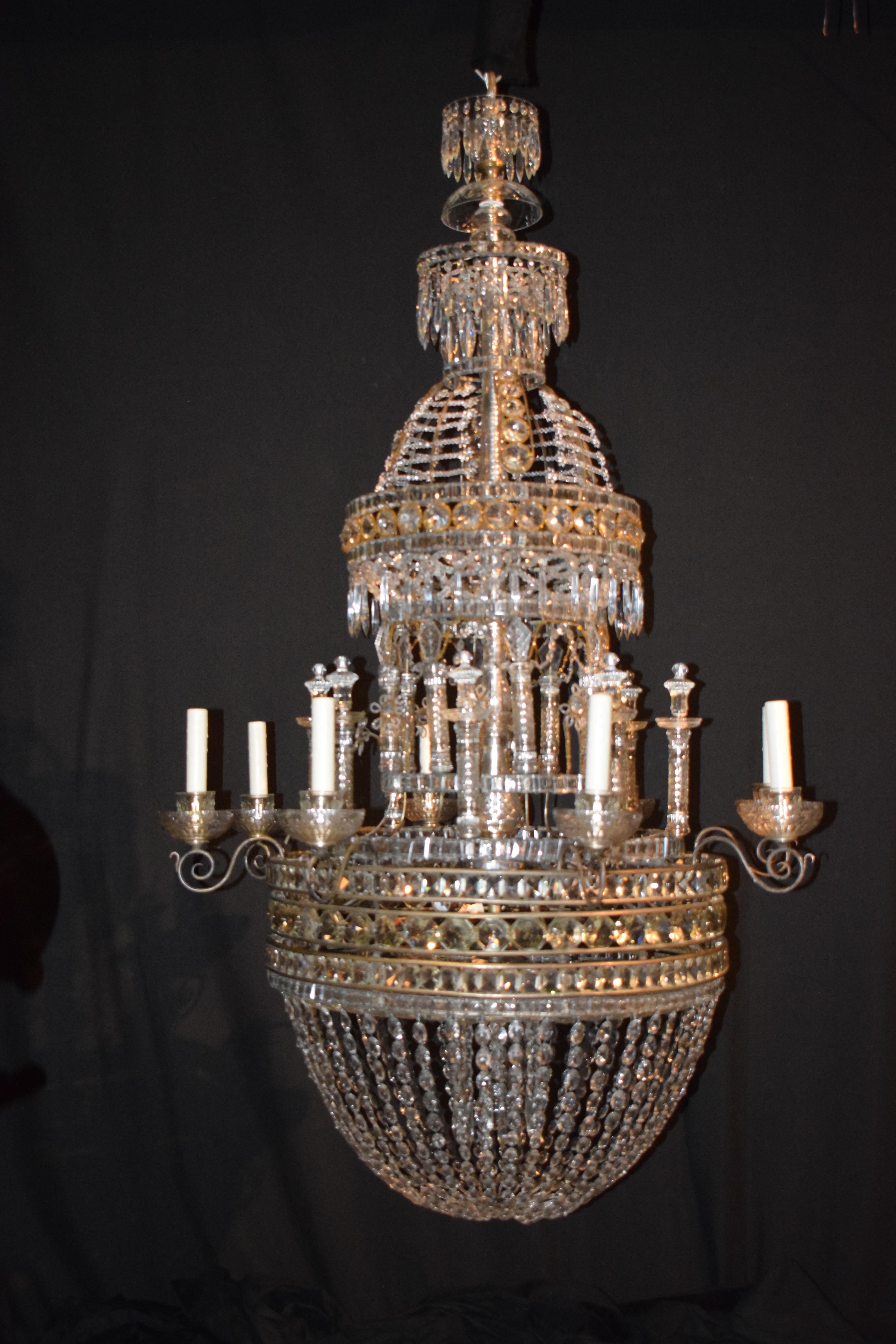 Un magnifico lampadario baltico caratterizzato da un'elaborata lavorazione di perline, catene di perline ovali graduate, colonne e terminali in cristallo. 12 luci (8+4).
Francia, circa 1900.
Dimensioni: Altezza 68