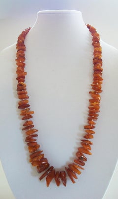 Collar de ámbar del Báltico anudado a mano, color yema de huevo - 32" de largo - 100 gramos - Hacia 1950