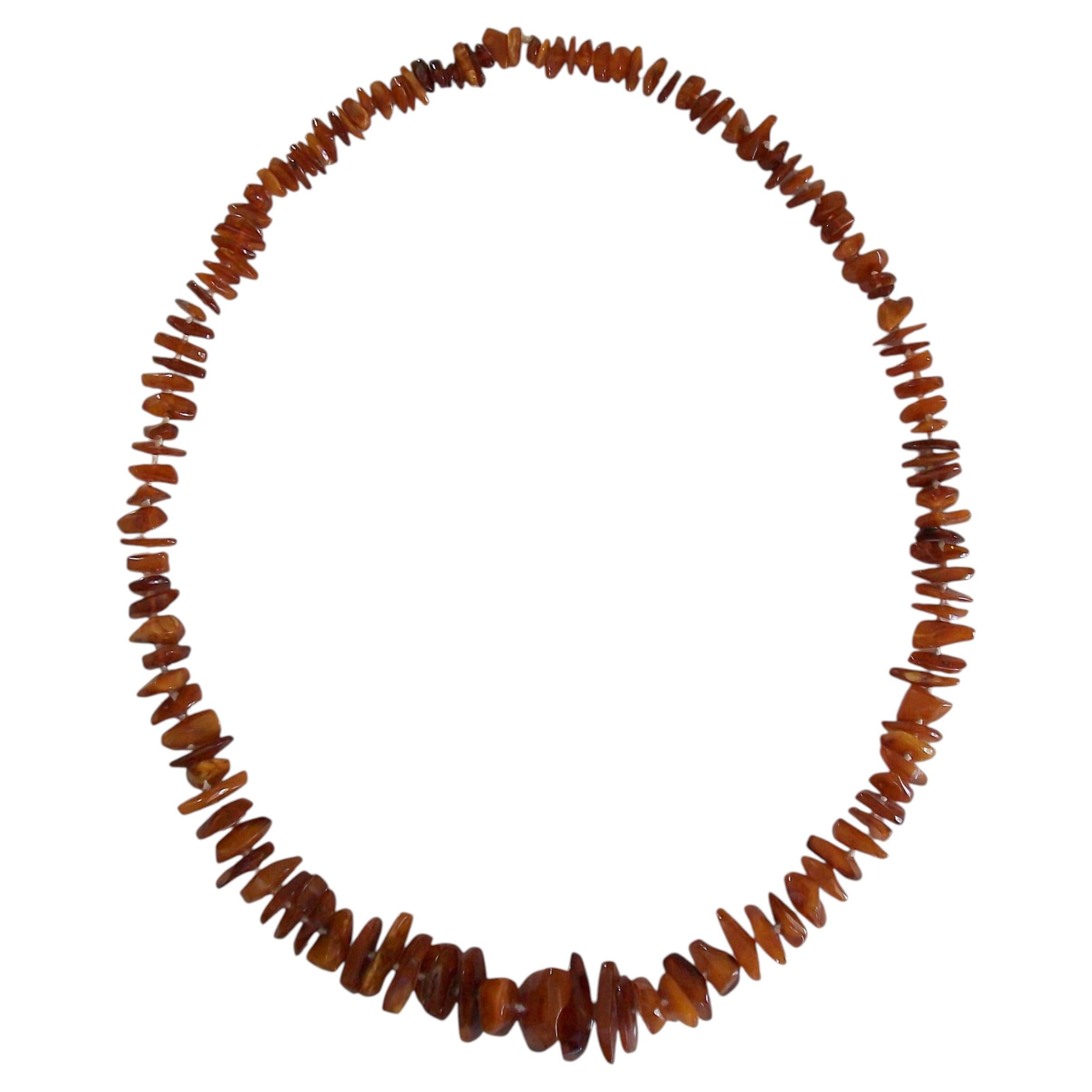 Handgeknüpfte Halskette aus baltischem Eigelb-Bernstein – 32" lang – 100 Gramm – um 1950 im Angebot