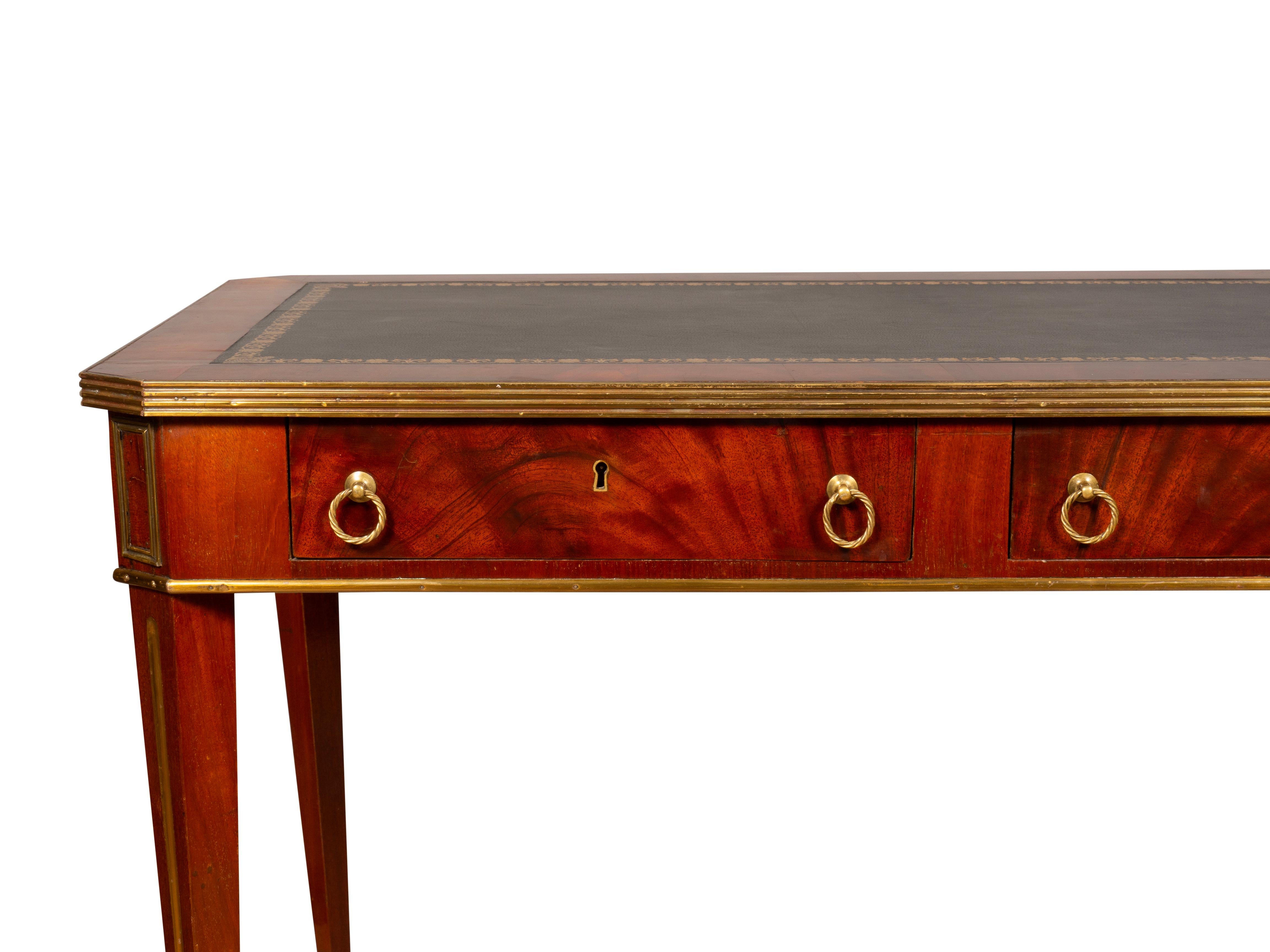 Table à écrire en acajou baltique et laiton en vente 5