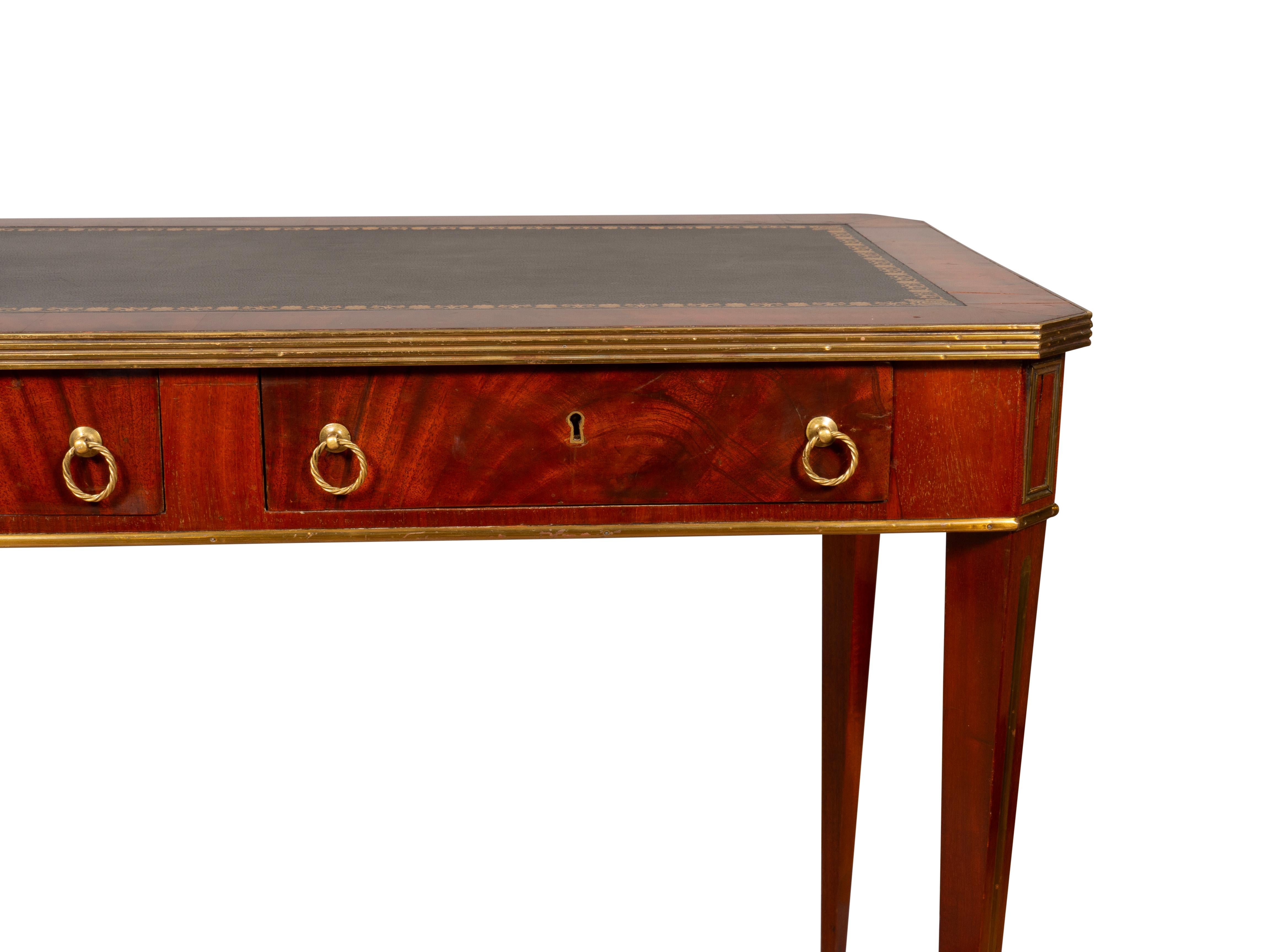 Table à écrire en acajou baltique et laiton en vente 6