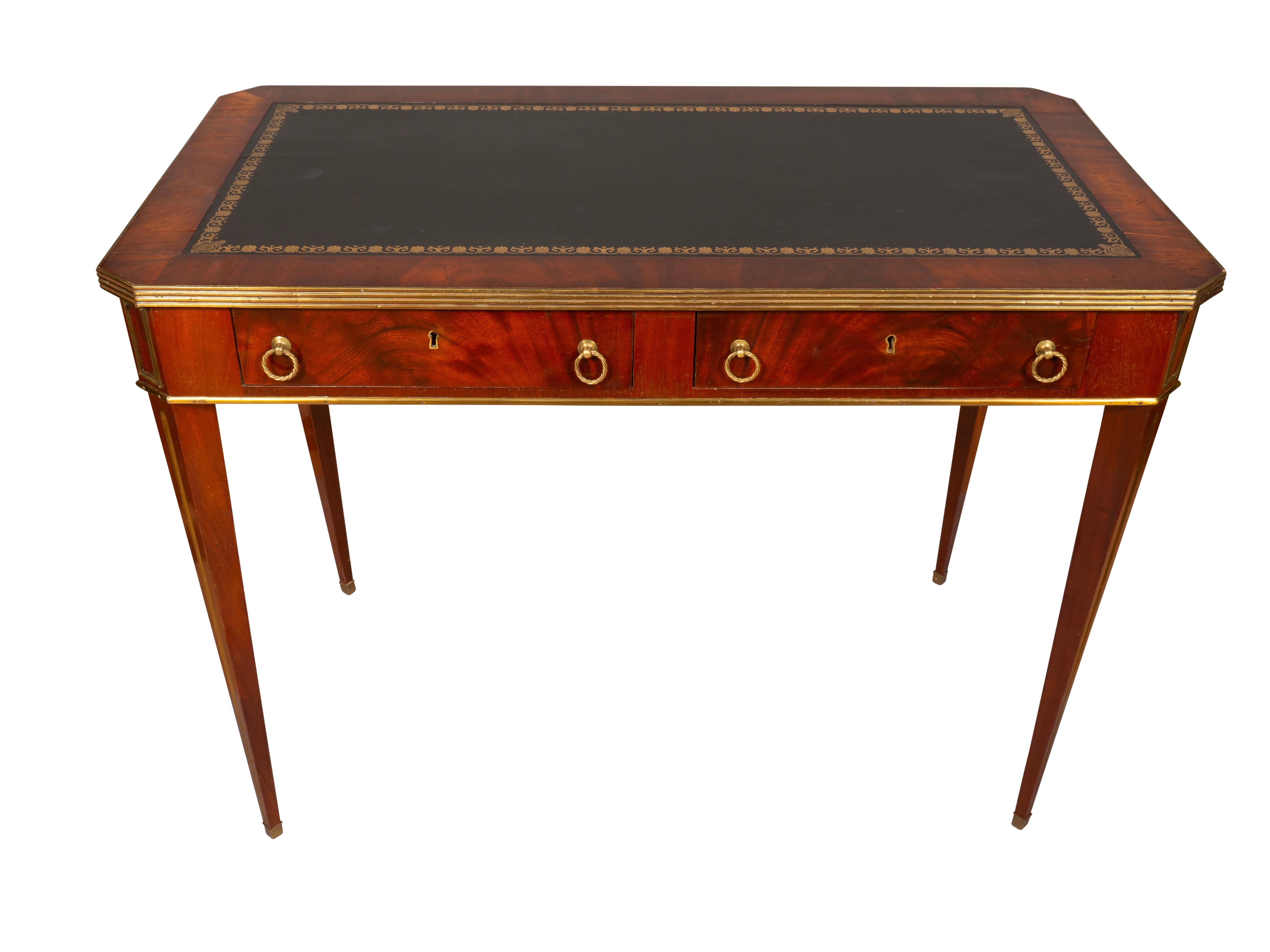 Table à écrire en acajou baltique et laiton en vente 7