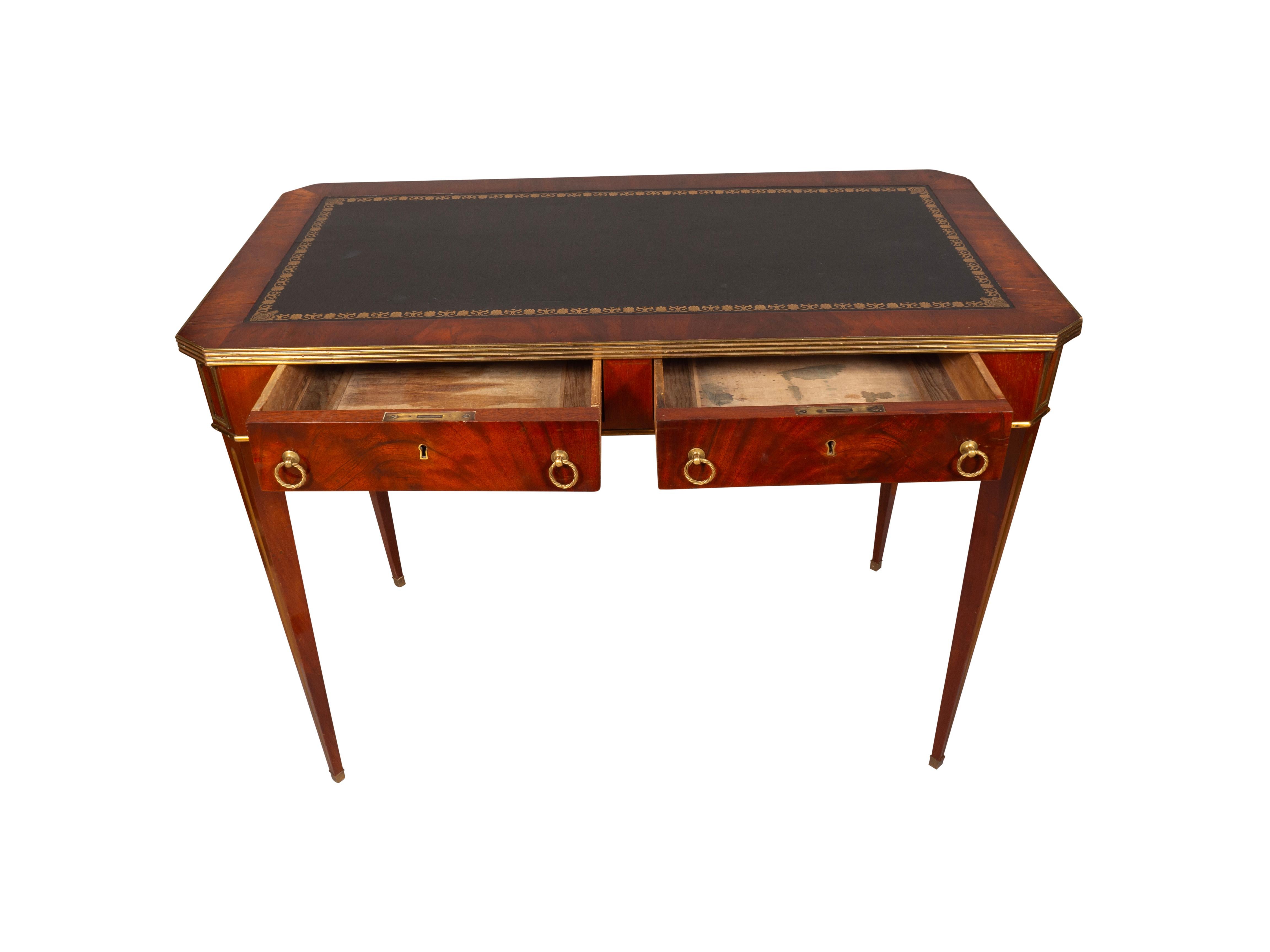 Table à écrire en acajou baltique et laiton en vente 8