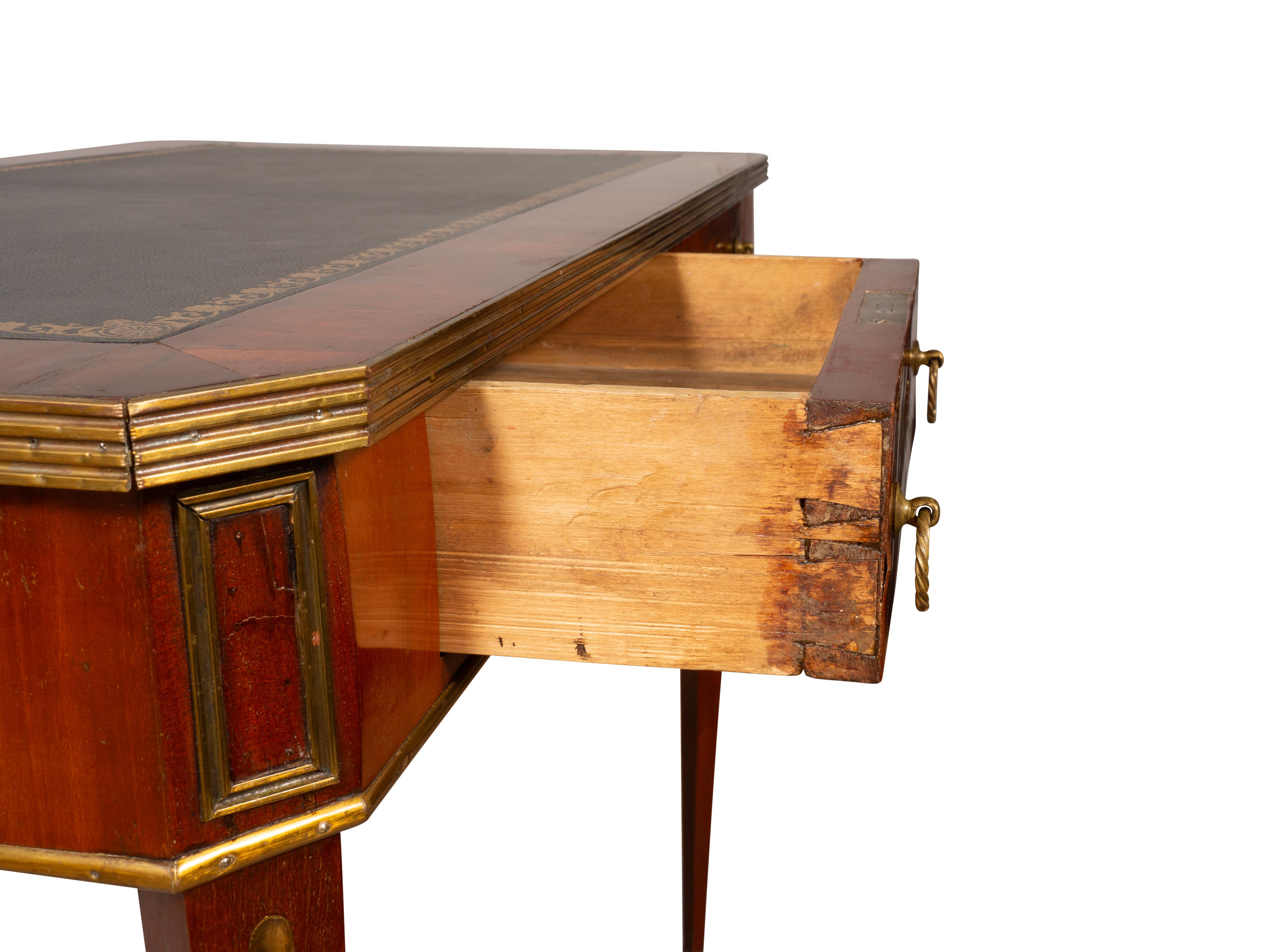 Table à écrire en acajou baltique et laiton en vente 9