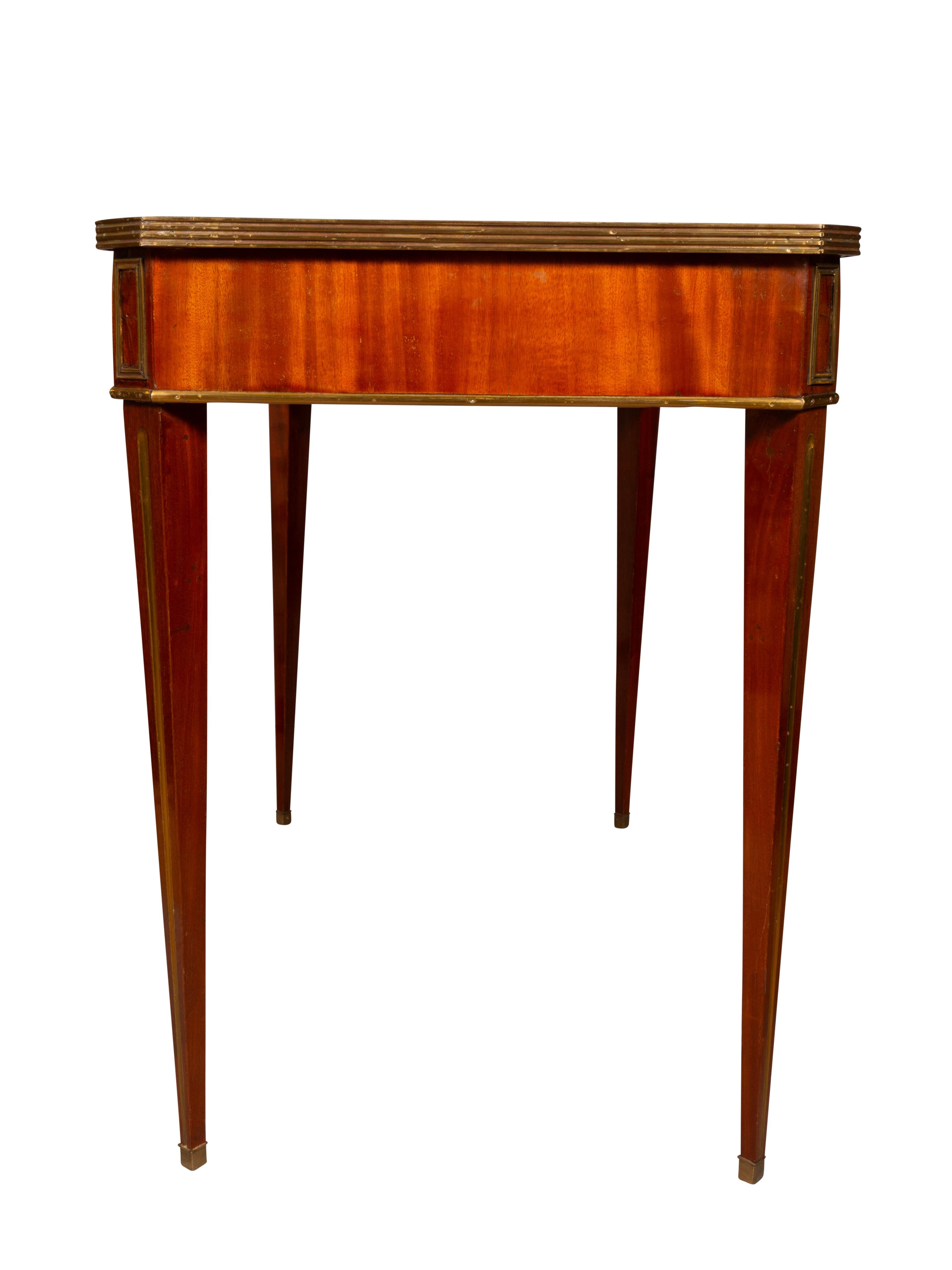 Table à écrire en acajou baltique et laiton Bon état - En vente à Essex, MA