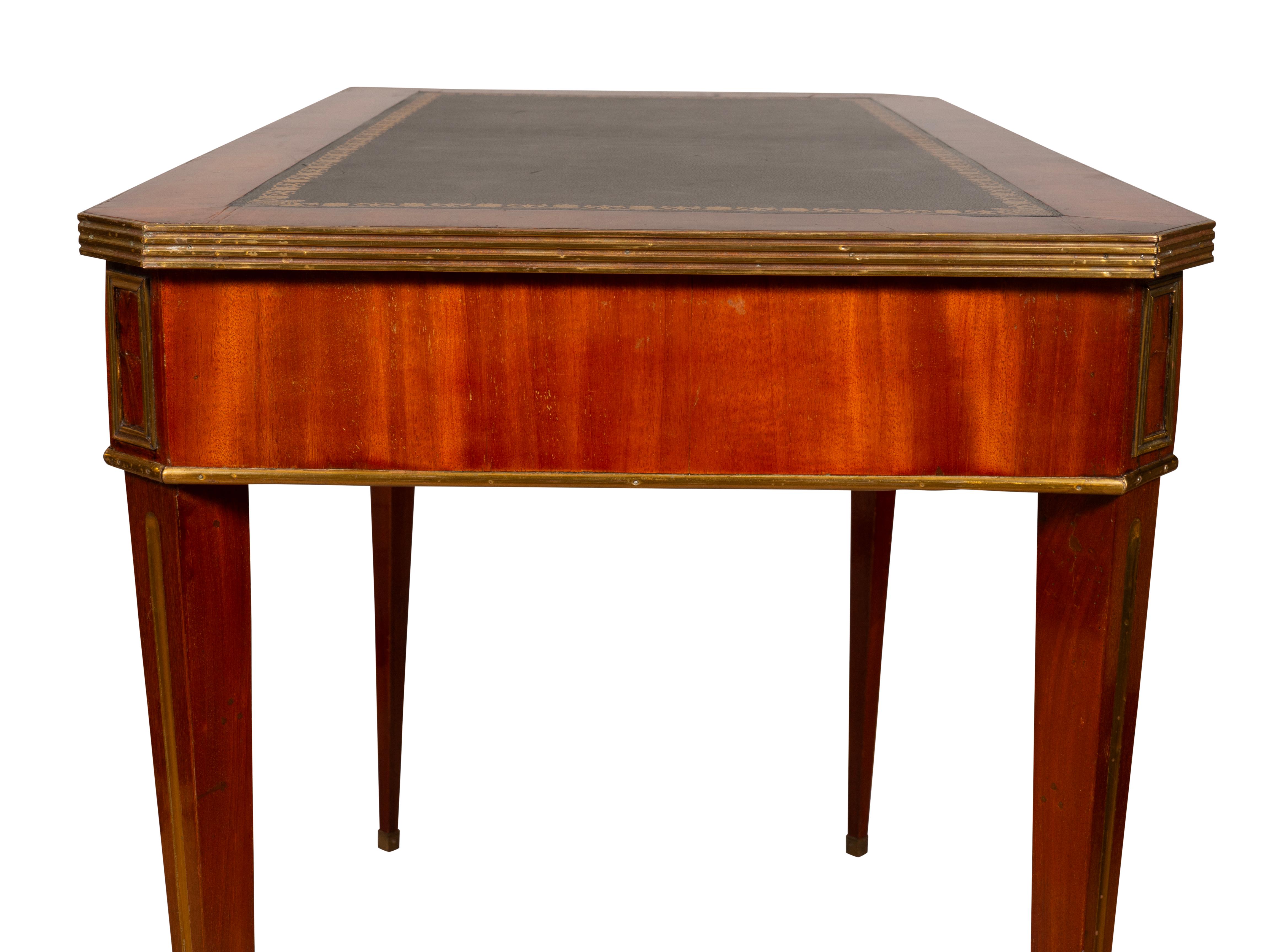 Milieu du XIXe siècle Table à écrire en acajou baltique et laiton en vente