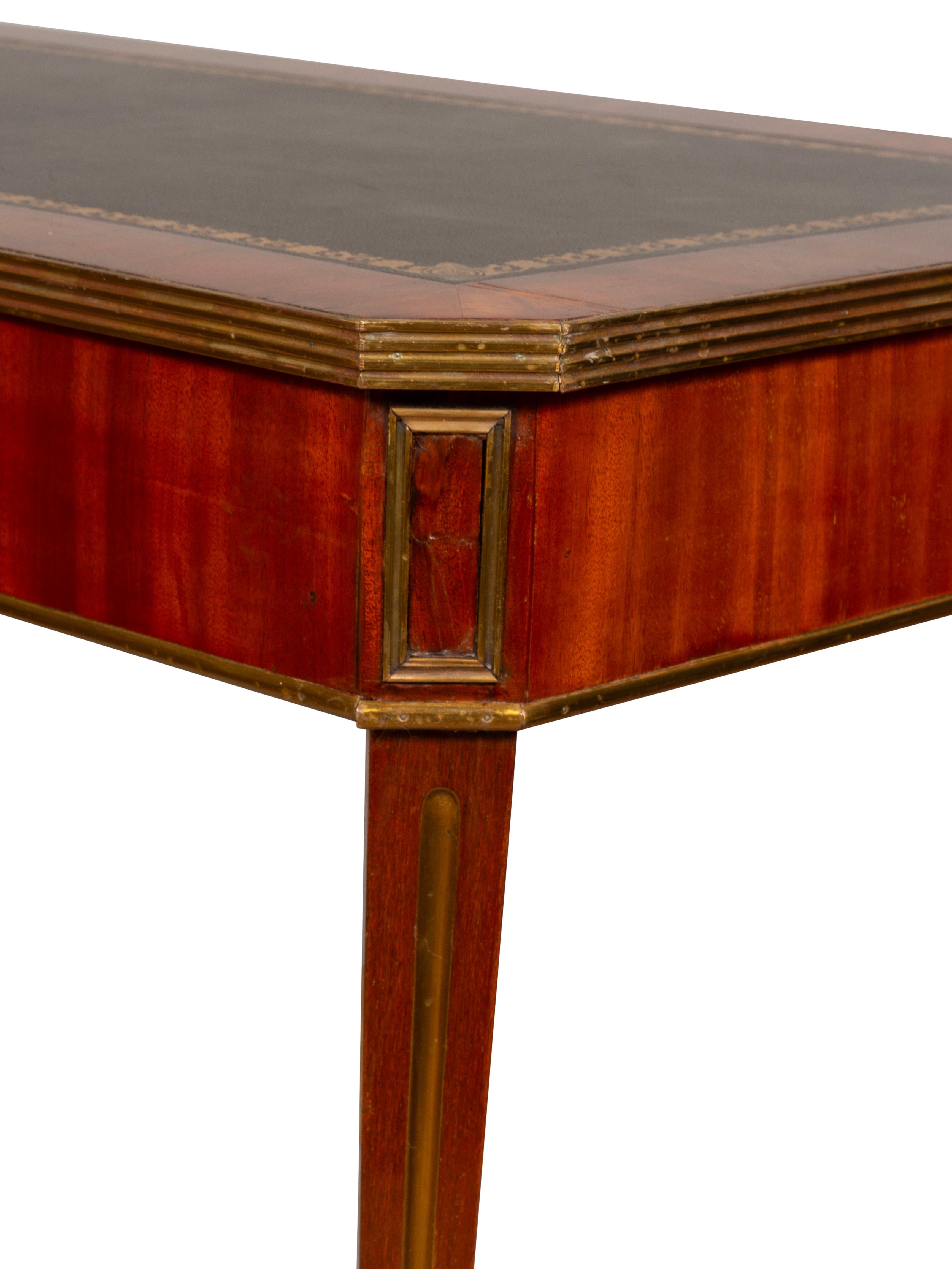 Table à écrire en acajou baltique et laiton en vente 1