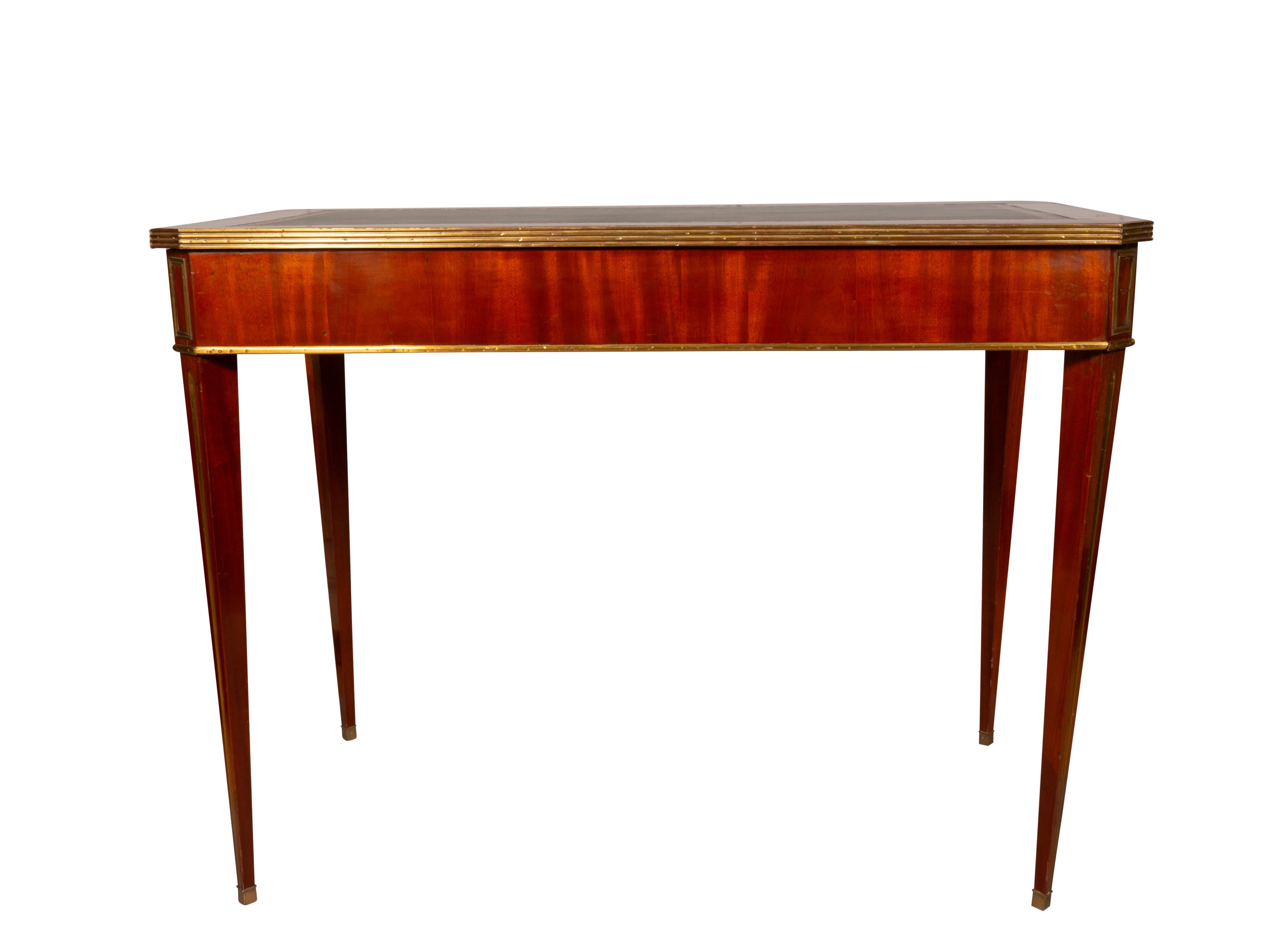 Table à écrire en acajou baltique et laiton en vente 2