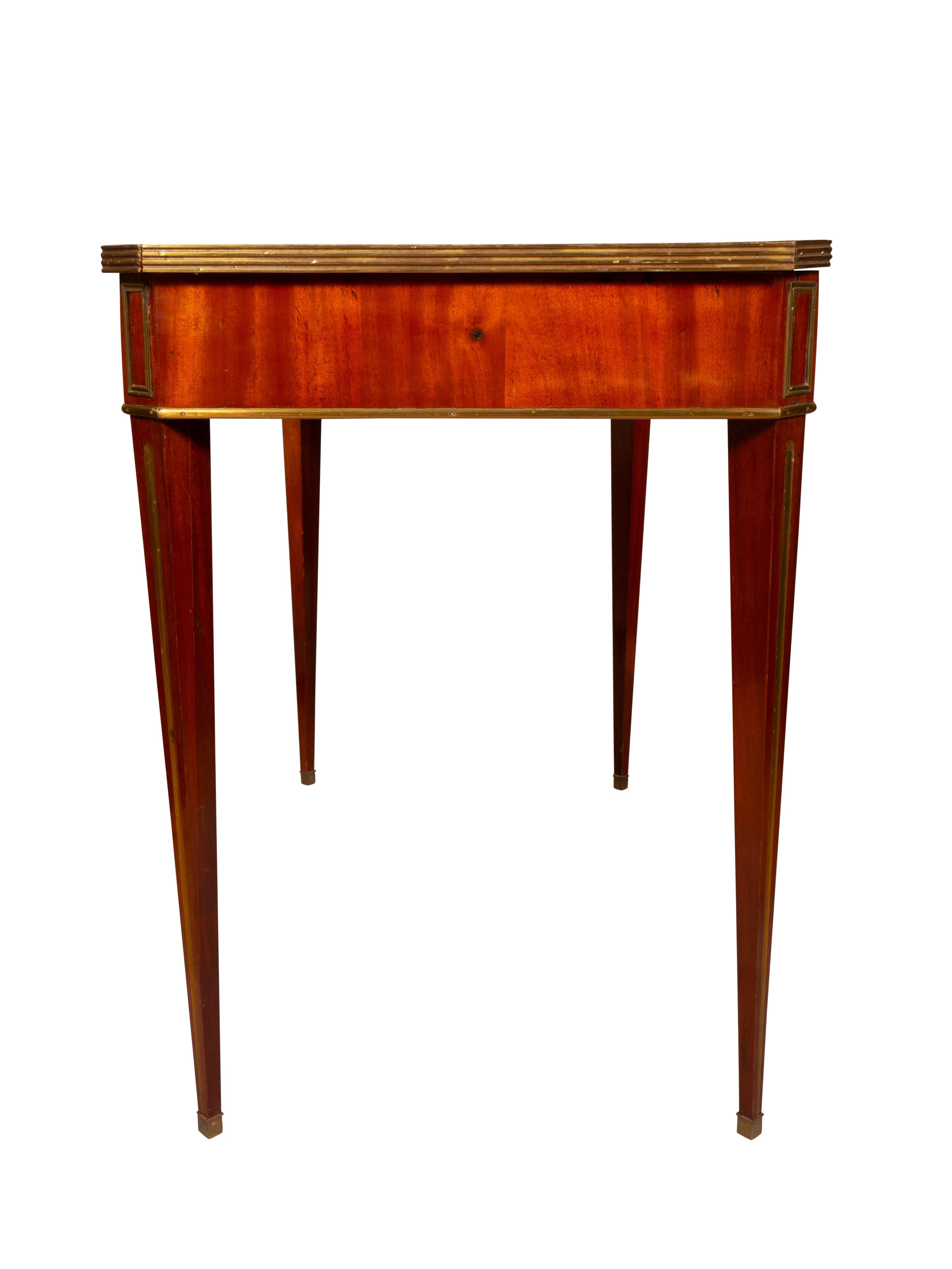 Table à écrire en acajou baltique et laiton en vente 3