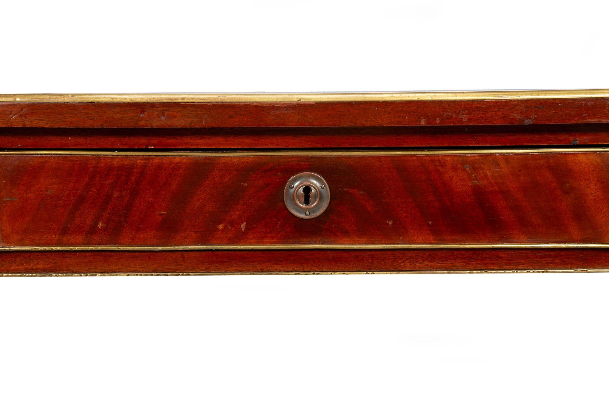 Baltischer neoklassizistischer Mahagoni-Schreibtisch, Messing und Leder, Ende 19. im Angebot 6