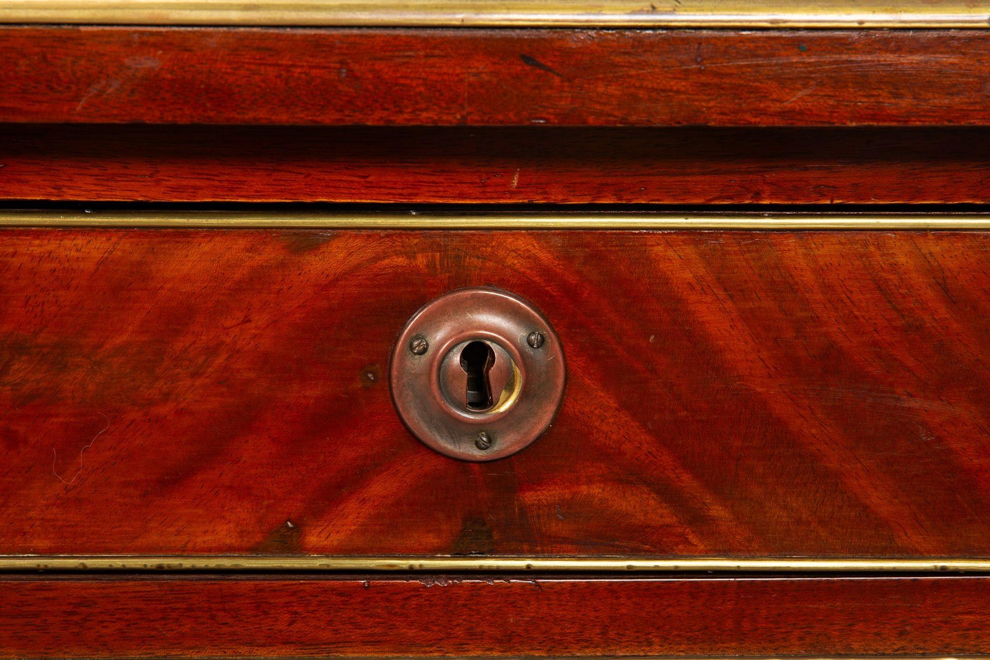 Baltischer neoklassizistischer Mahagoni-Schreibtisch, Messing und Leder, Ende 19. im Angebot 8