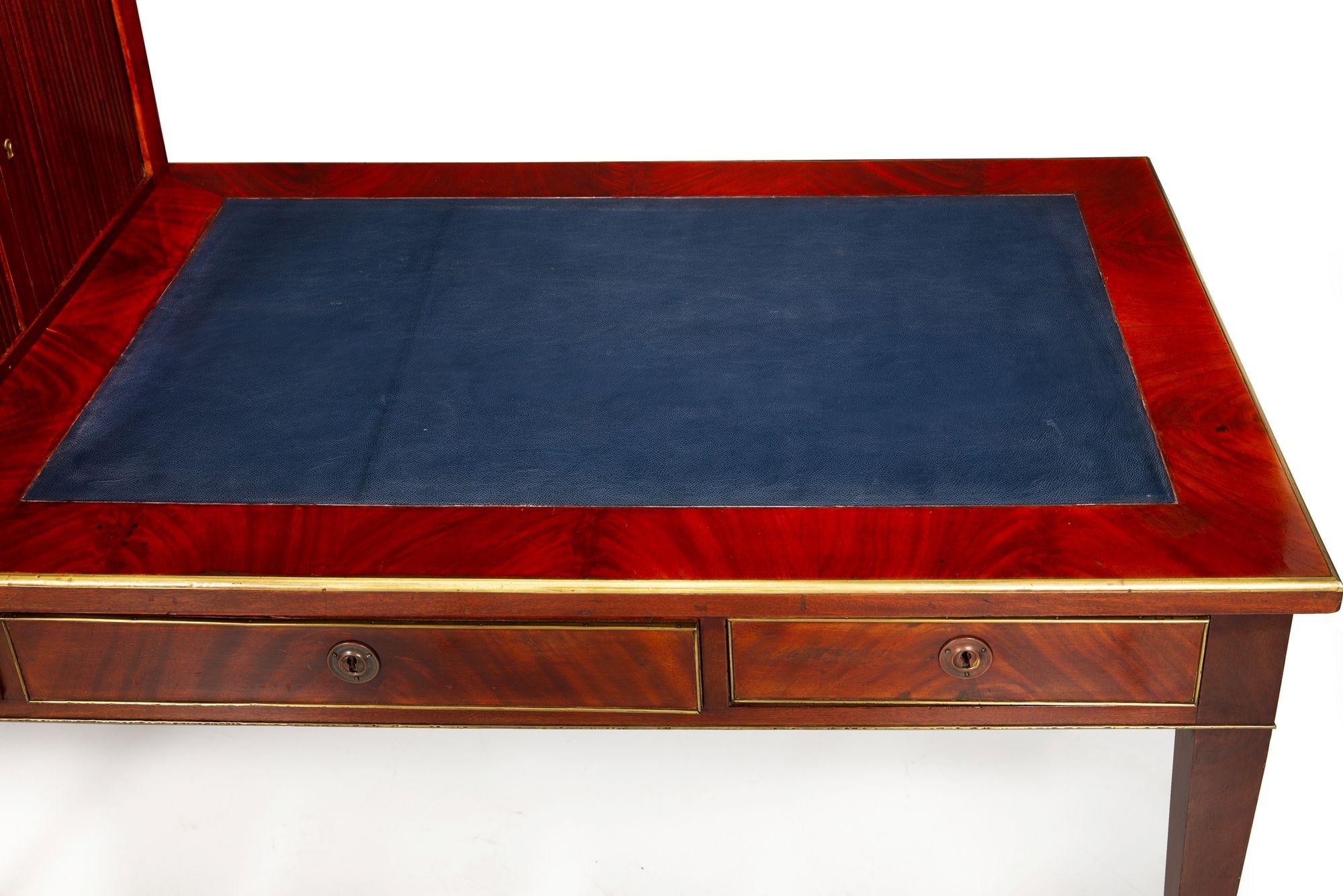 Baltischer neoklassizistischer Mahagoni-Schreibtisch, Messing und Leder, Ende 19. im Angebot 9