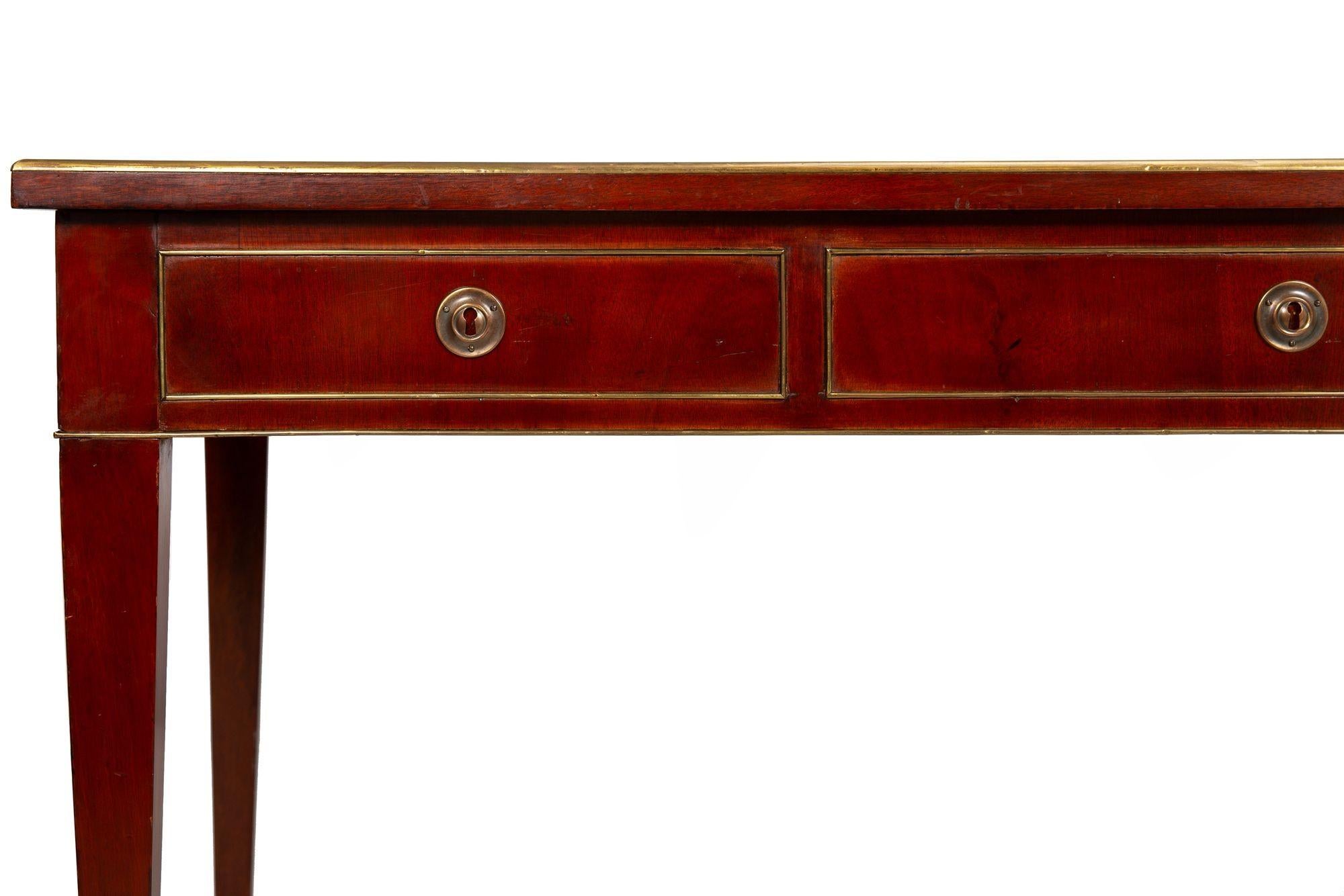 Baltischer neoklassizistischer Mahagoni-Schreibtisch, Messing und Leder, Ende 19. im Angebot 10