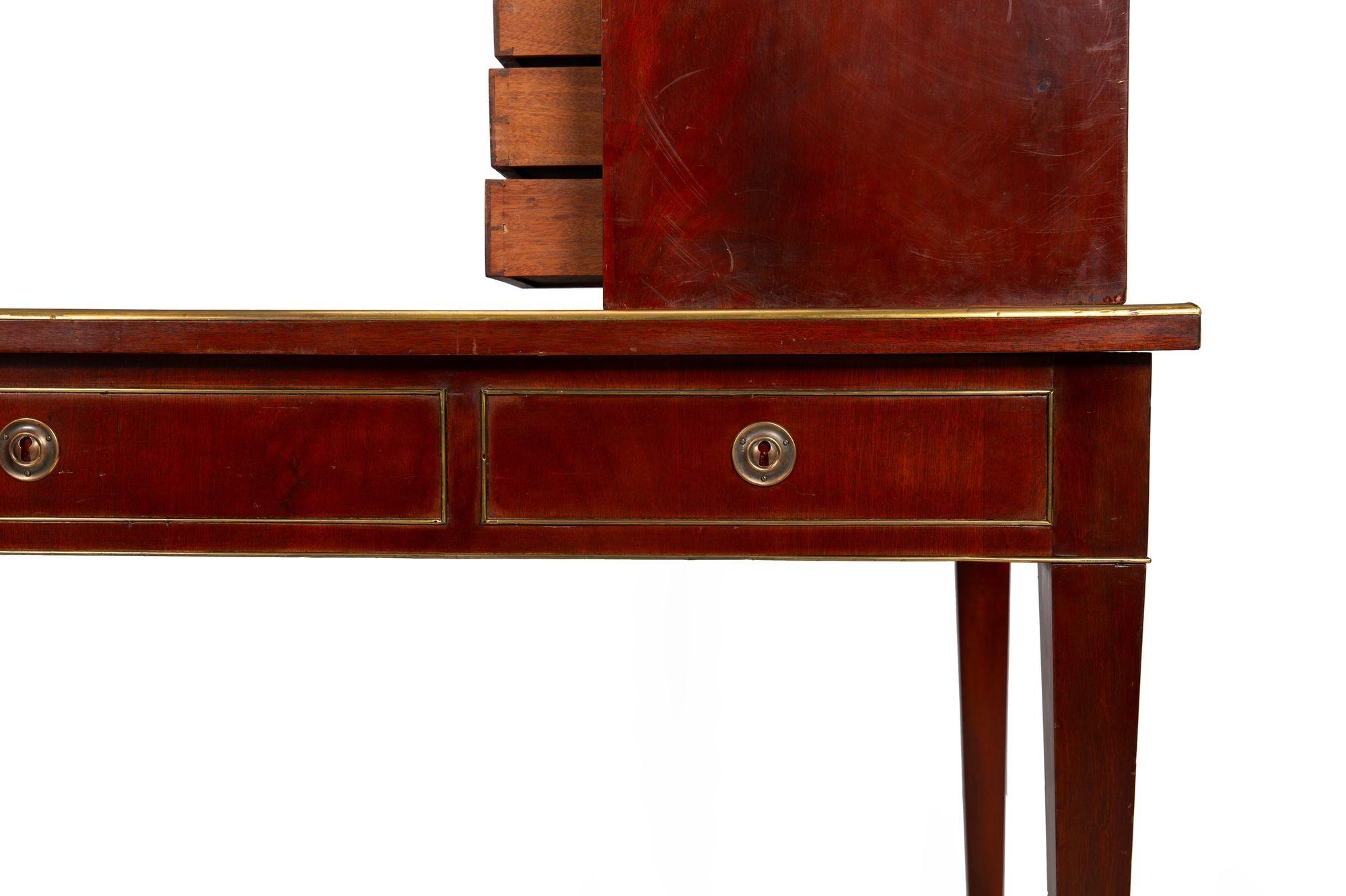 Baltischer neoklassizistischer Mahagoni-Schreibtisch, Messing und Leder, Ende 19. im Angebot 11