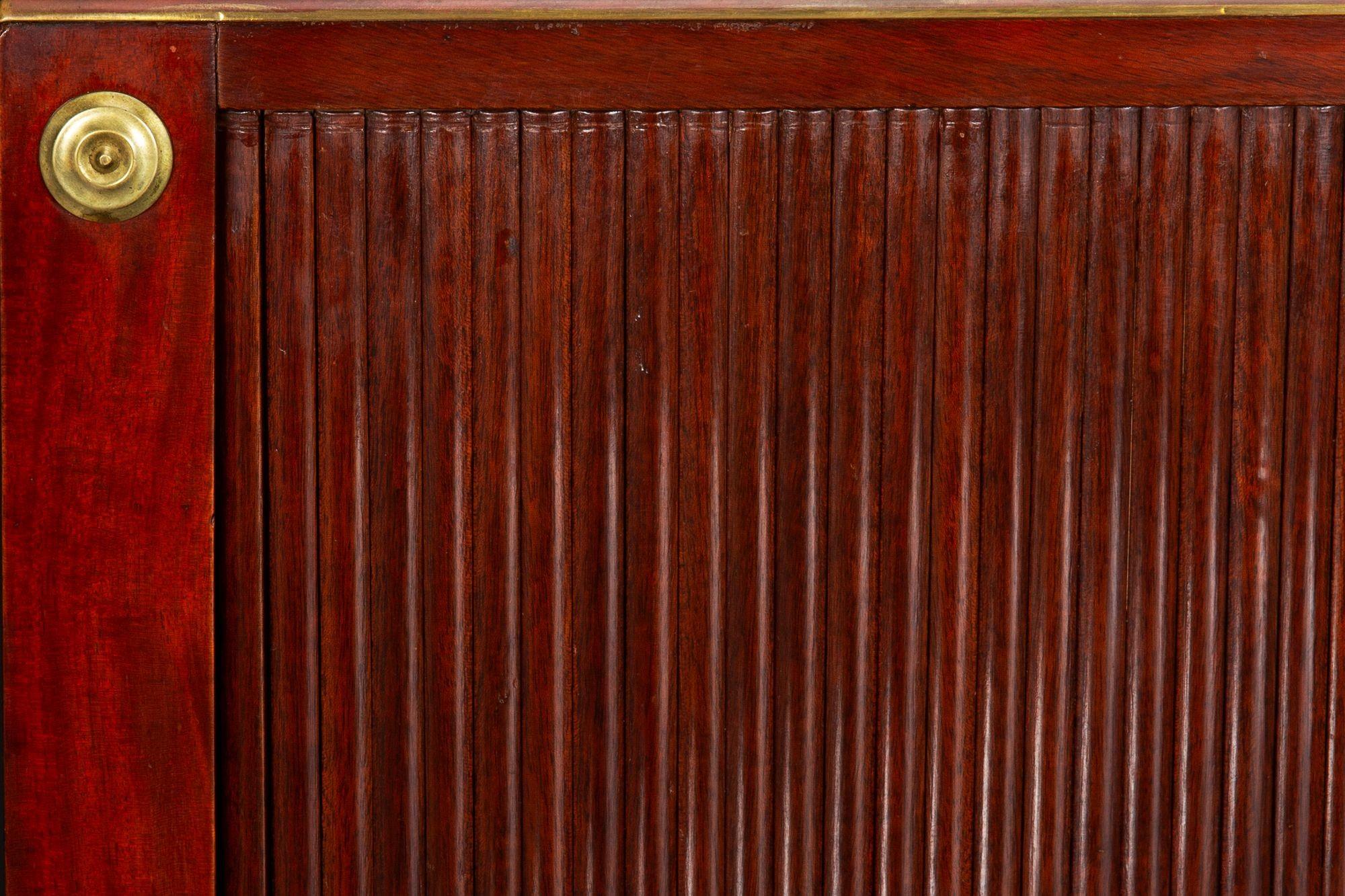 Baltischer neoklassizistischer Mahagoni-Schreibtisch, Messing und Leder, Ende 19. im Angebot 12