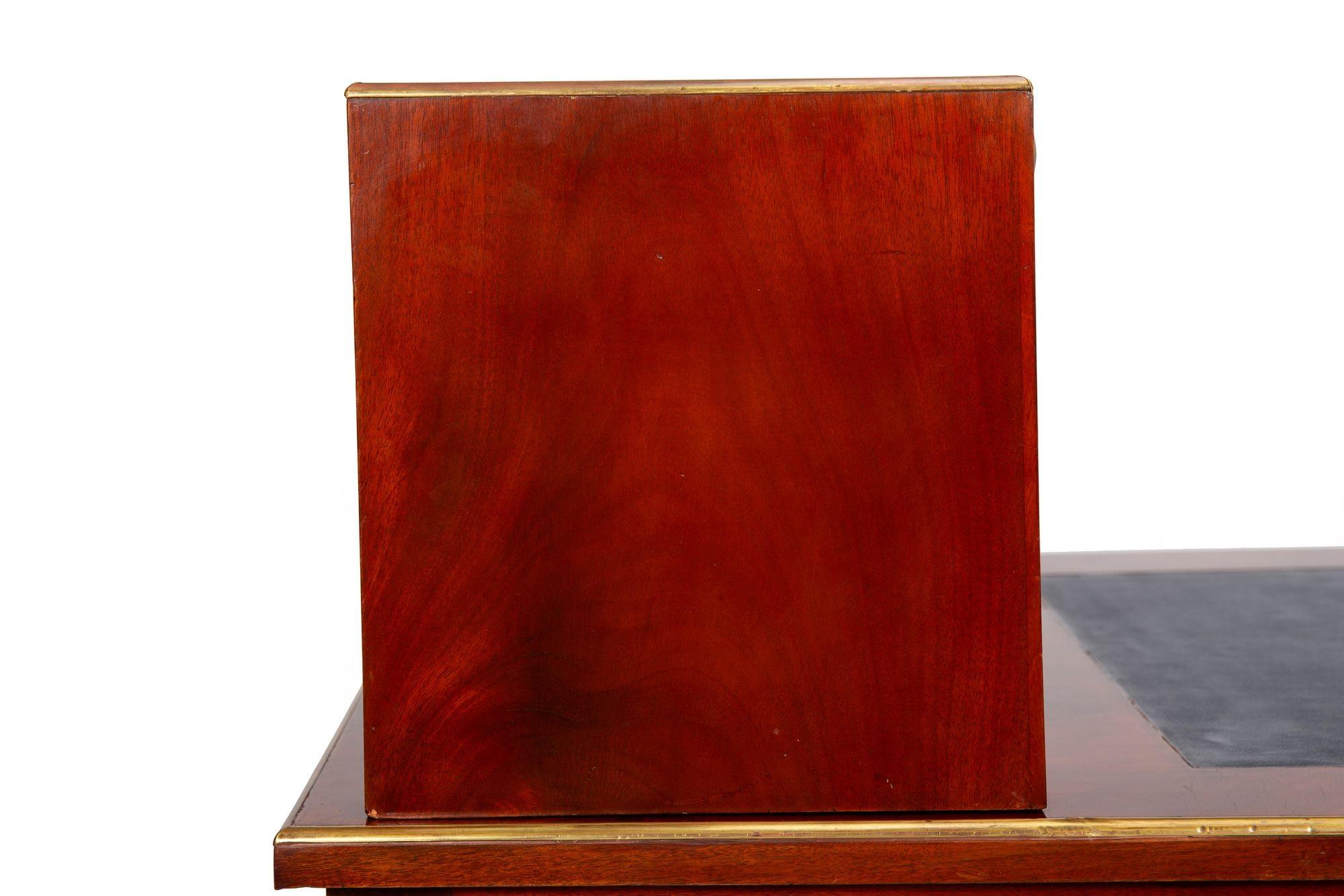 Baltischer neoklassizistischer Mahagoni-Schreibtisch, Messing und Leder, Ende 19. im Angebot 13