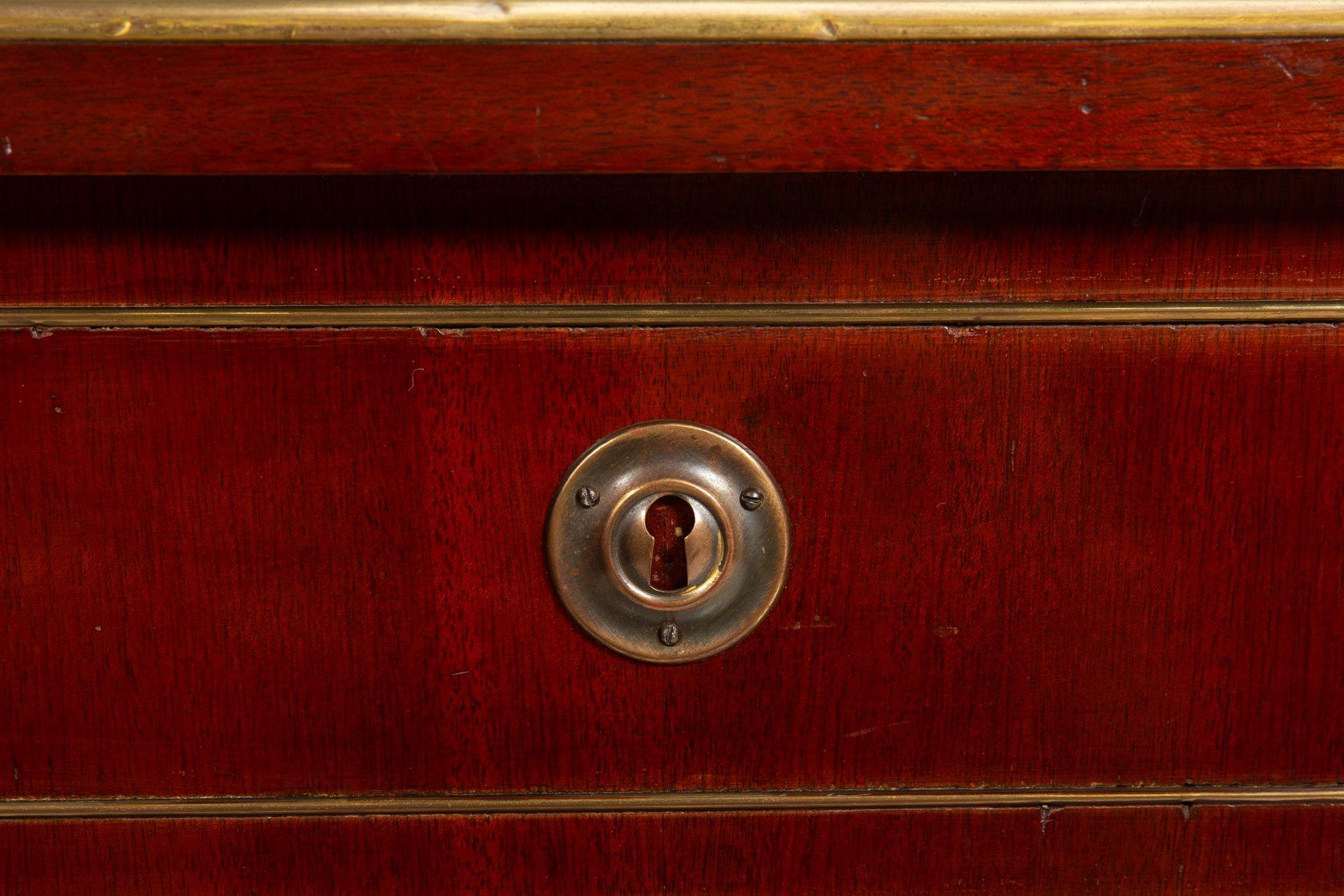 Baltischer neoklassizistischer Mahagoni-Schreibtisch, Messing und Leder, Ende 19. im Angebot 14