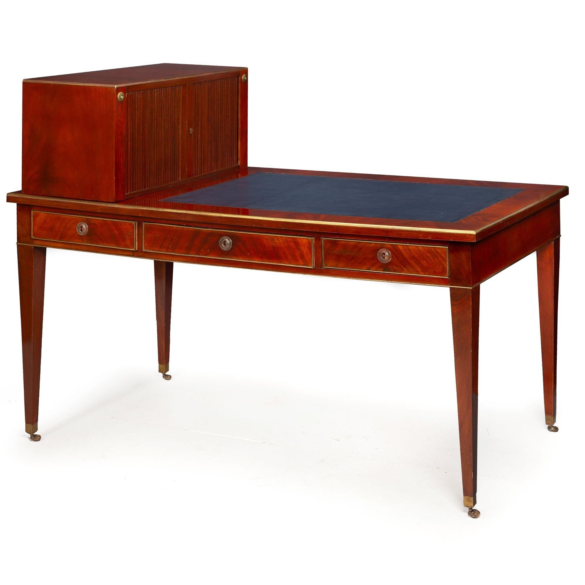 Baltischer neoklassizistischer Mahagoni-Schreibtisch, Messing und Leder, Ende 19. (Empire) im Angebot