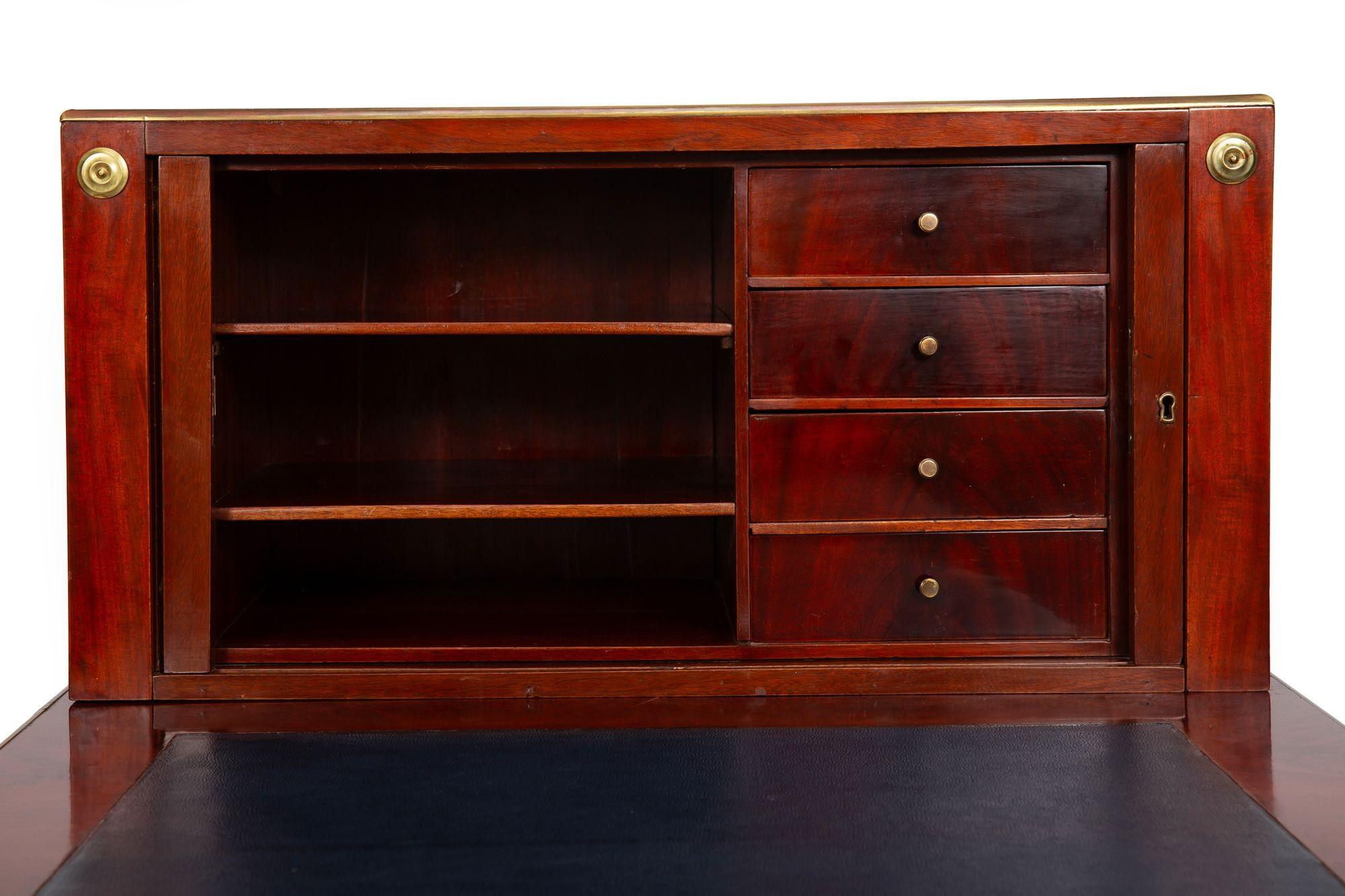 Baltischer neoklassizistischer Mahagoni-Schreibtisch, Messing und Leder, Ende 19. im Angebot 2