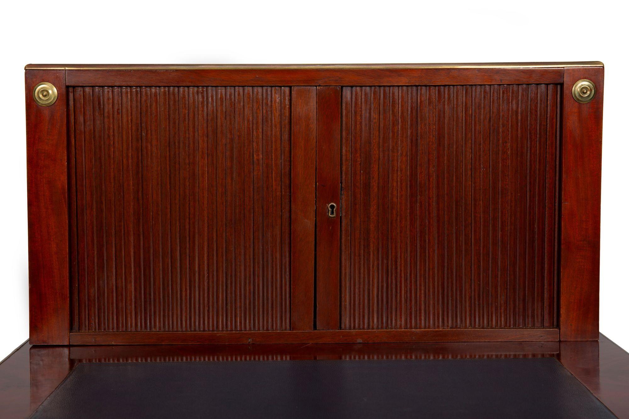 Baltischer neoklassizistischer Mahagoni-Schreibtisch, Messing und Leder, Ende 19. im Angebot 3