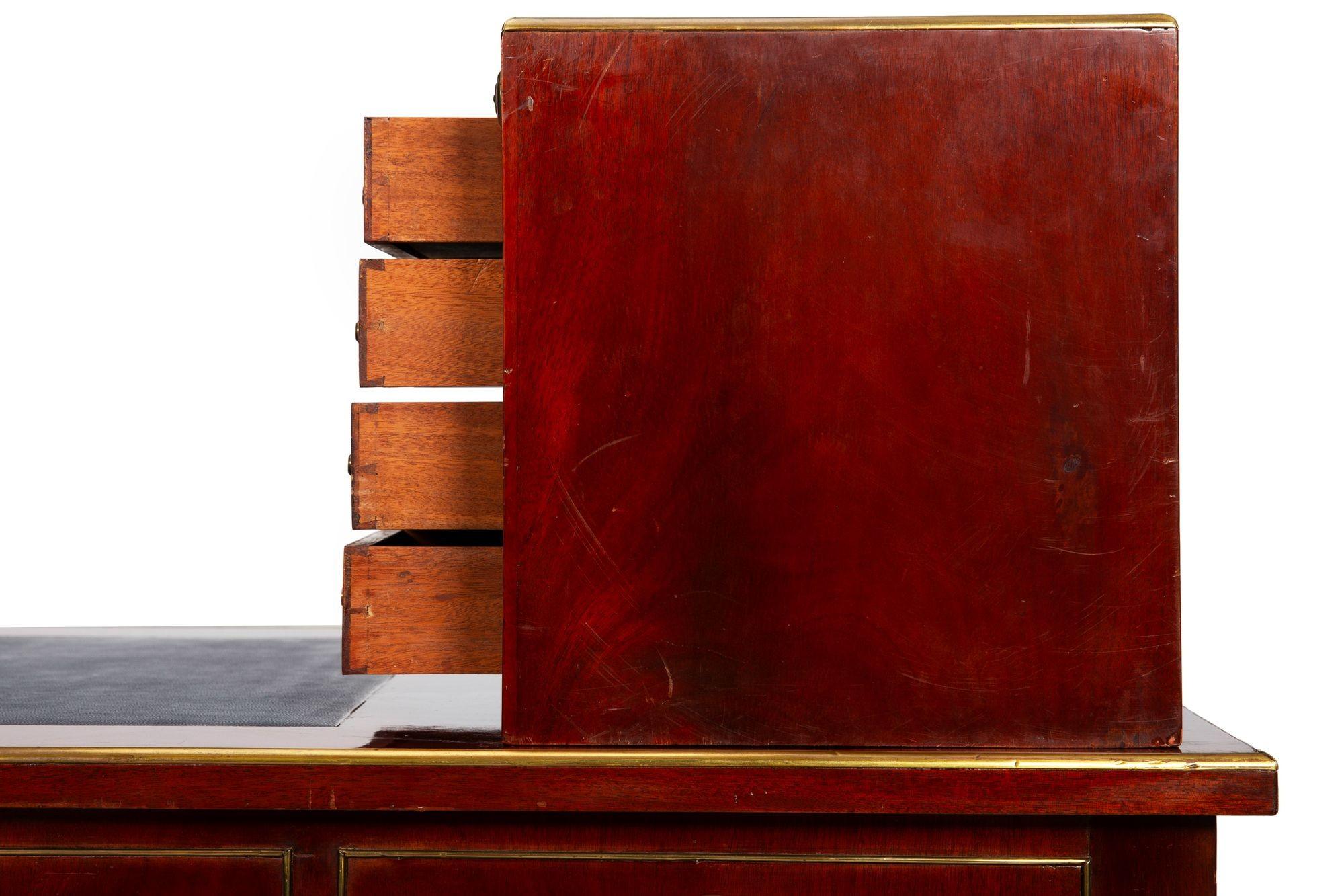 Baltischer neoklassizistischer Mahagoni-Schreibtisch, Messing und Leder, Ende 19. im Angebot 4