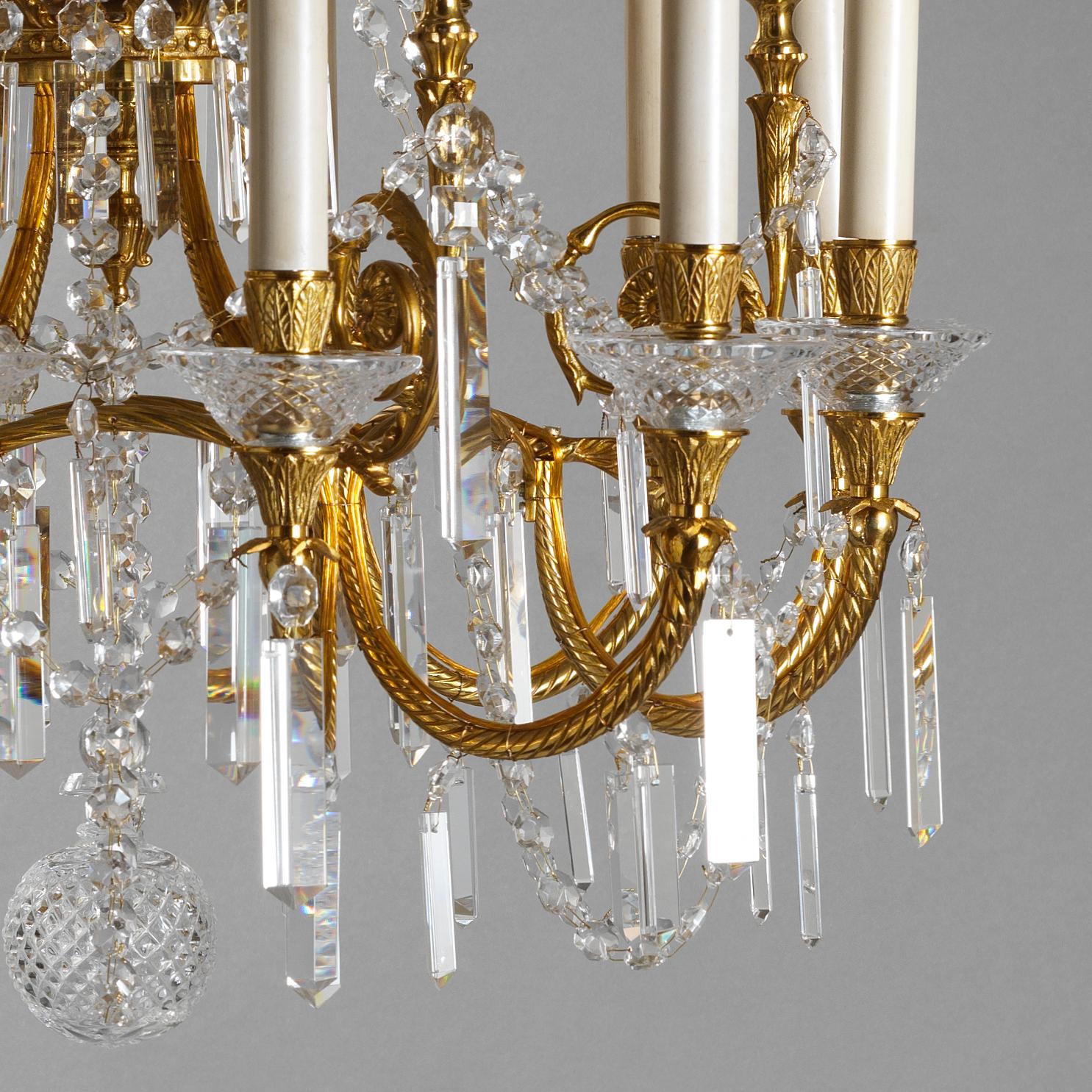 Un meraviglioso lampadario a 12 luci di Gherardo Degli Albizzi nello stile del Neoclassico Baltico Russo.
L'elegante corona superiore sospende gocce di cristallo di Boemia sostenute da un centrotavola in cristallo molato.
Questo lampadario presenta