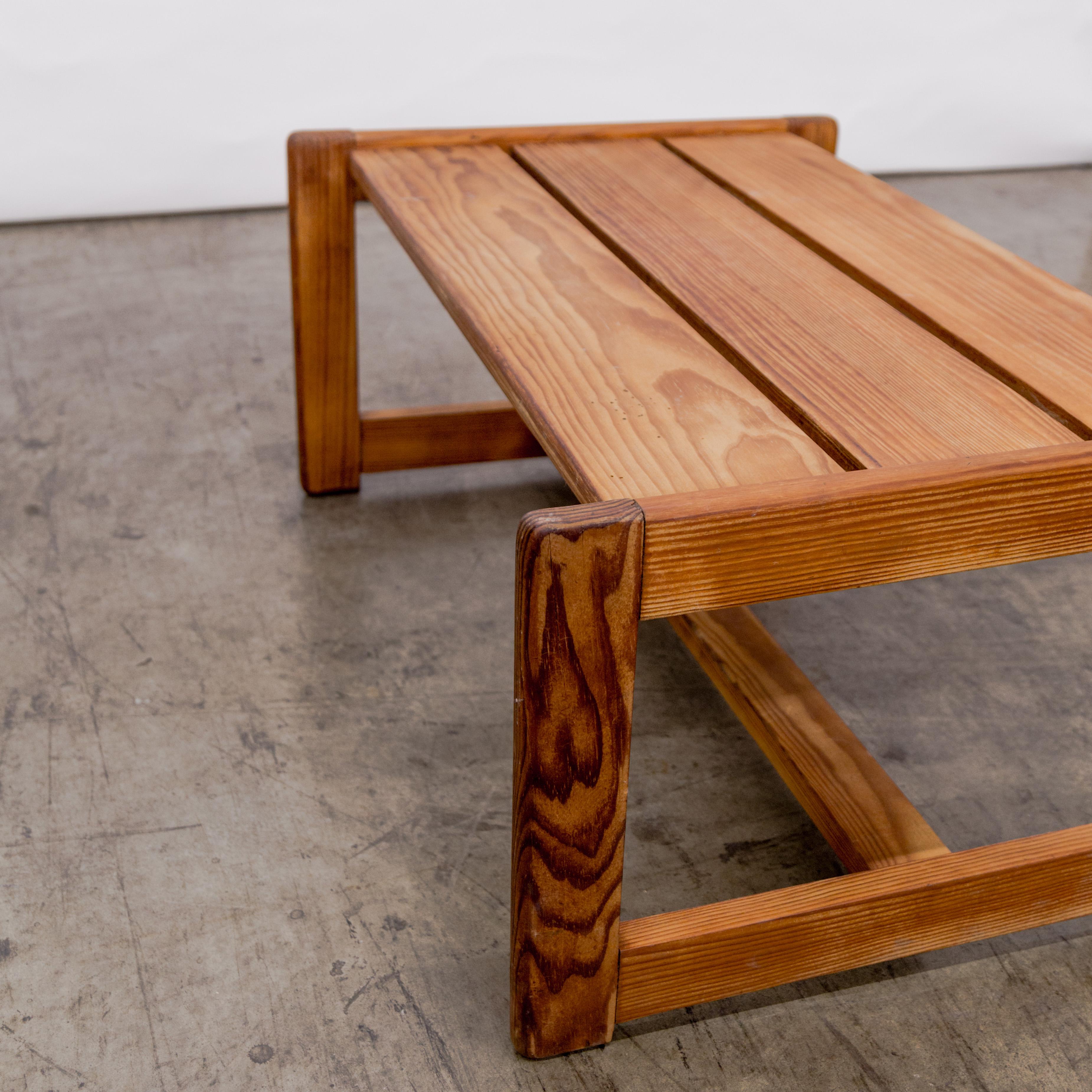 Bois Table Cocktail en pin baltique avec plateau en planches en vente