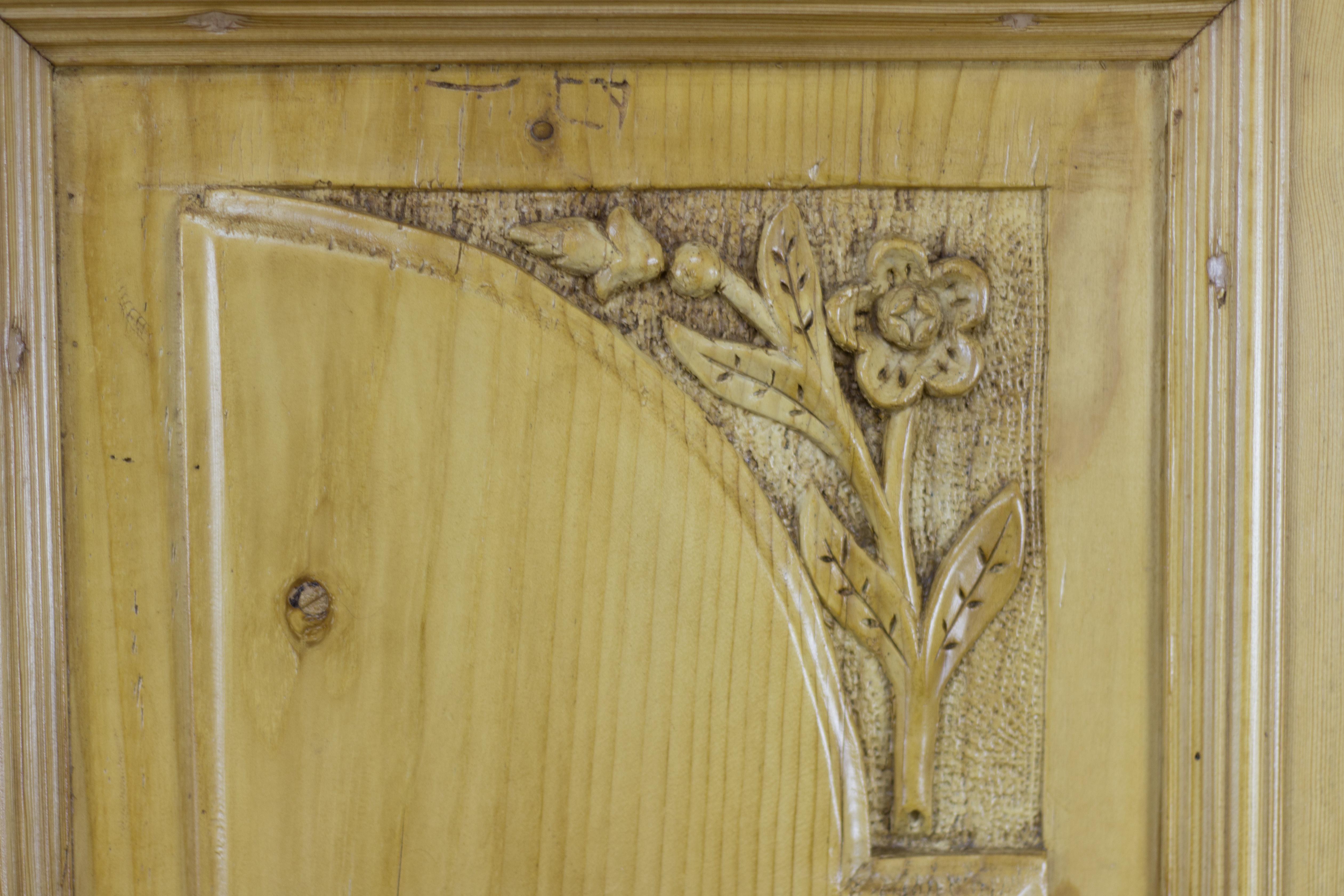 Armoire à deux portes en pin baltique avec couronne de fleurs sculptée, années 1920 en vente 4