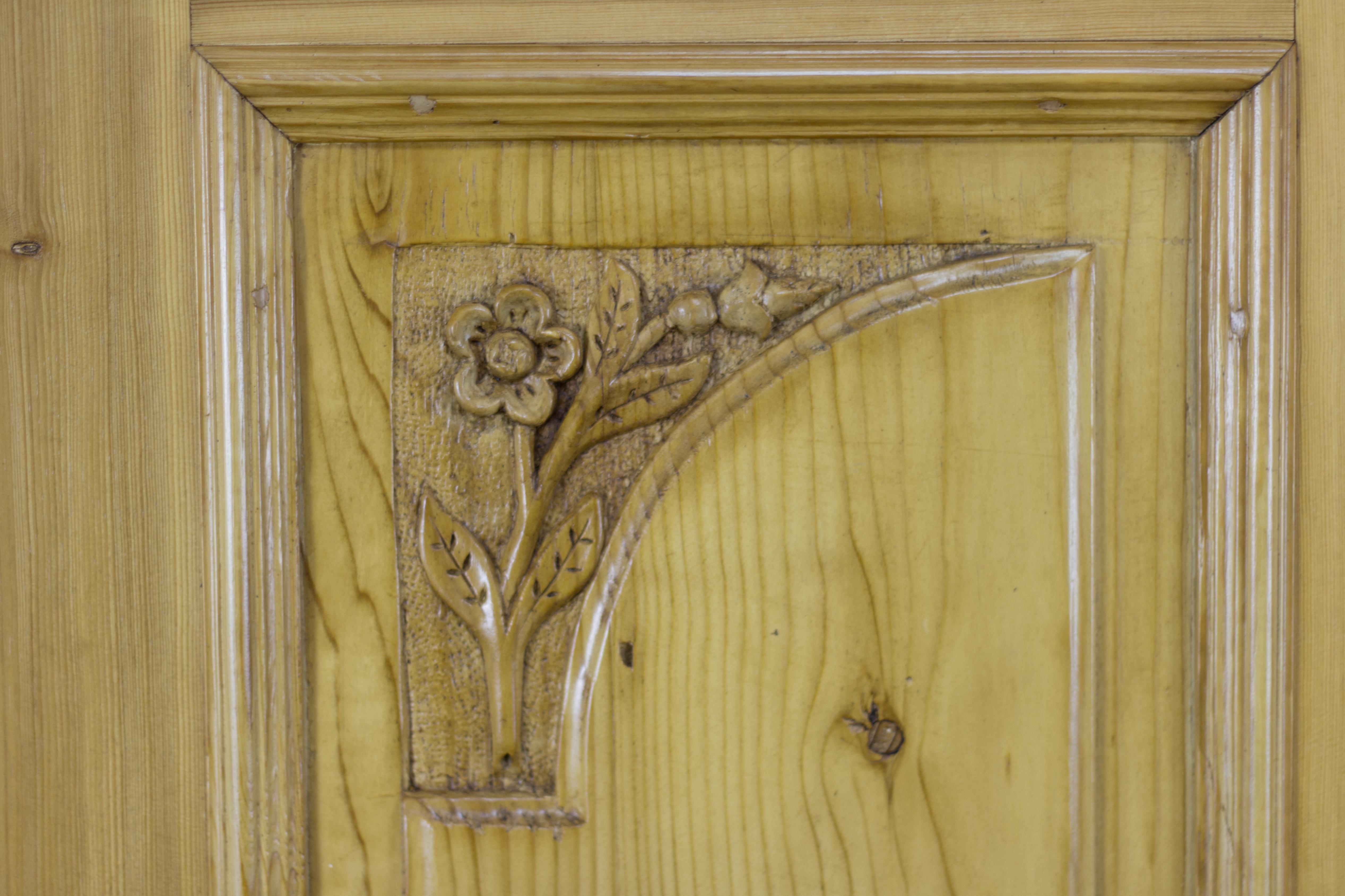 Baltic Pine Two-Door Armoire with Carved Flower Crown, 1920s For Sale 4