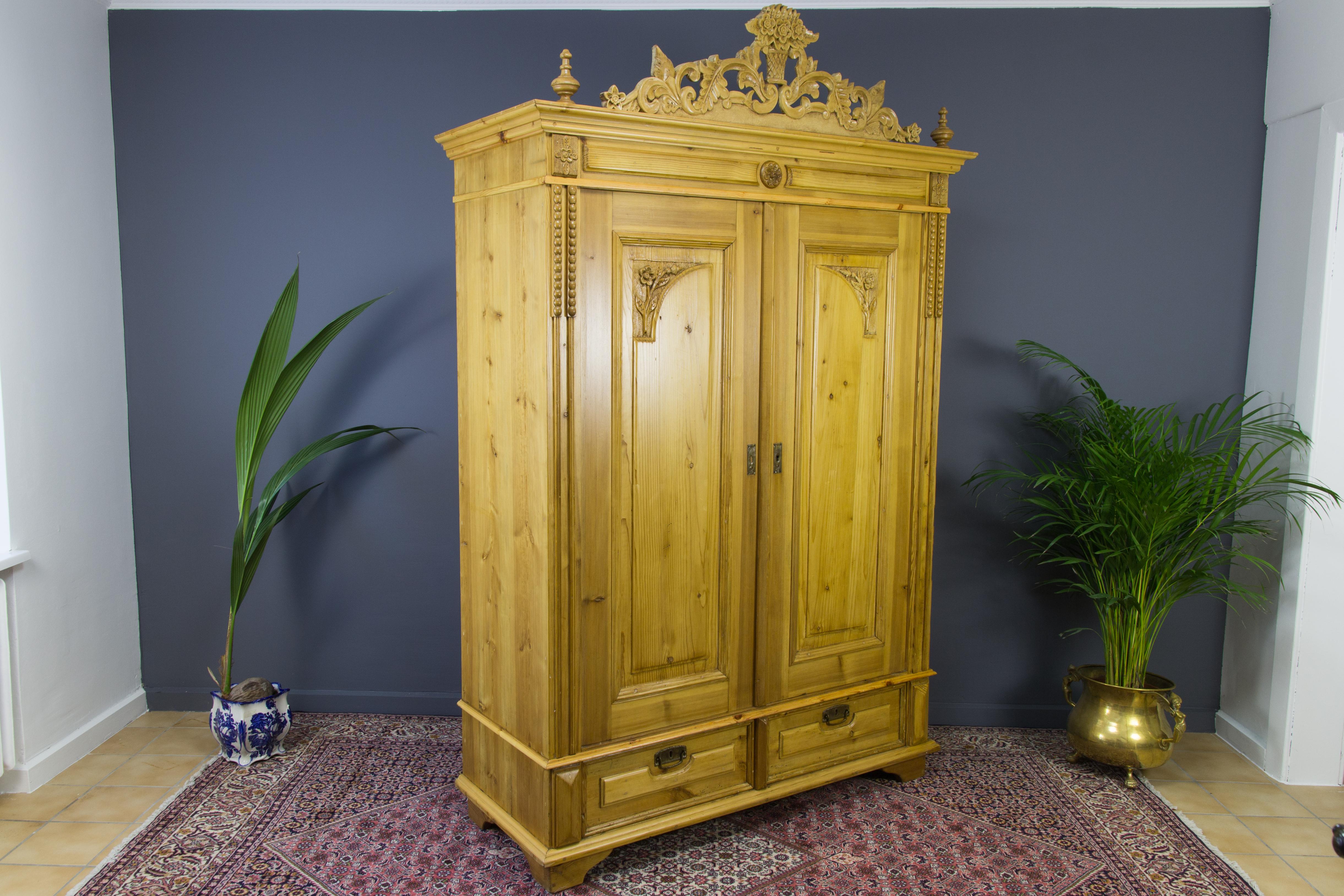 Baltique Armoire à deux portes en pin baltique avec couronne de fleurs sculptée, années 1920 en vente